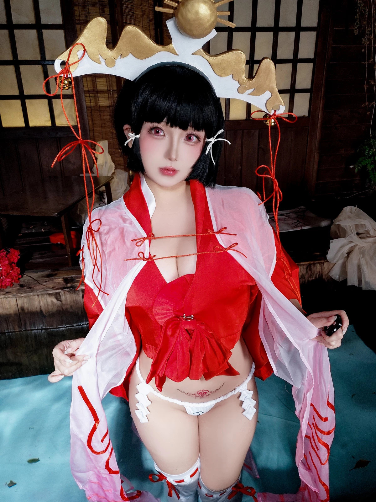 Xgyw.Org_Cosplay美女日奈娇辉夜巫女主题性感红色服饰露白色内衣配白丝袜秀完美身材诱惑写真100P