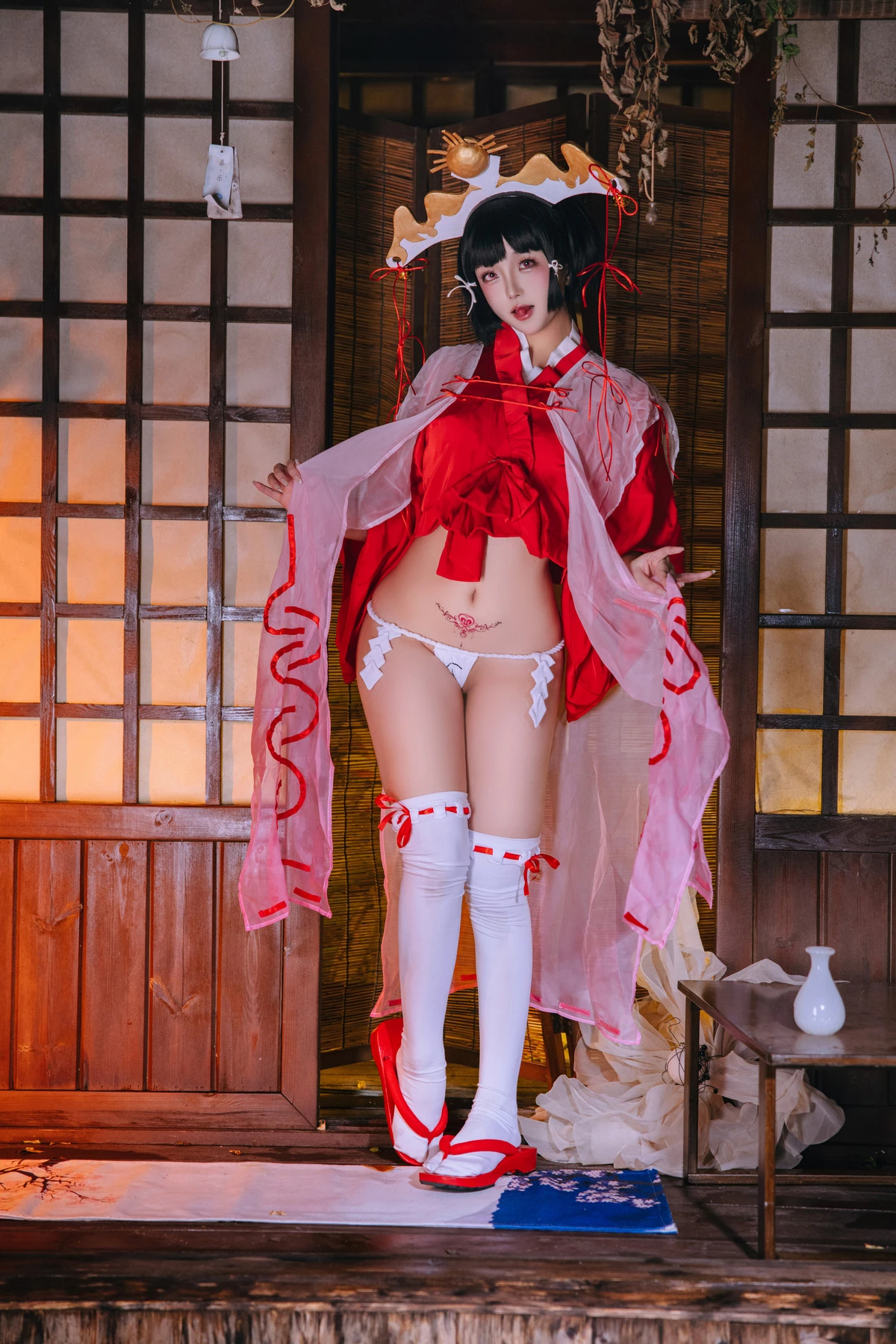 Xgyw.Org_Cosplay美女日奈娇辉夜巫女主题性感红色服饰露白色内衣配白丝袜秀完美身材诱惑写真100P