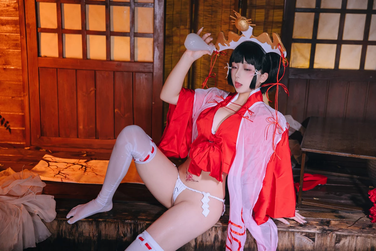 Xgyw.Org_Cosplay美女日奈娇辉夜巫女主题性感红色服饰露白色内衣配白丝袜秀完美身材诱惑写真100P