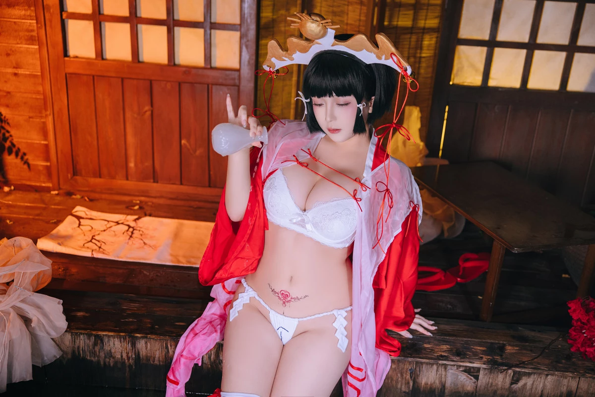 Xgyw.Org_Cosplay美女日奈娇辉夜巫女主题性感红色服饰露白色内衣配白丝袜秀完美身材诱惑写真100P