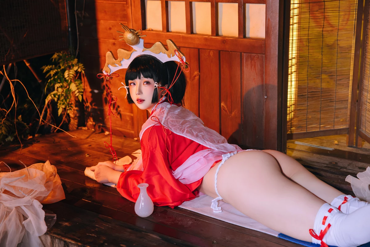 Xgyw.Org_Cosplay美女日奈娇辉夜巫女主题性感红色服饰露白色内衣配白丝袜秀完美身材诱惑写真100P