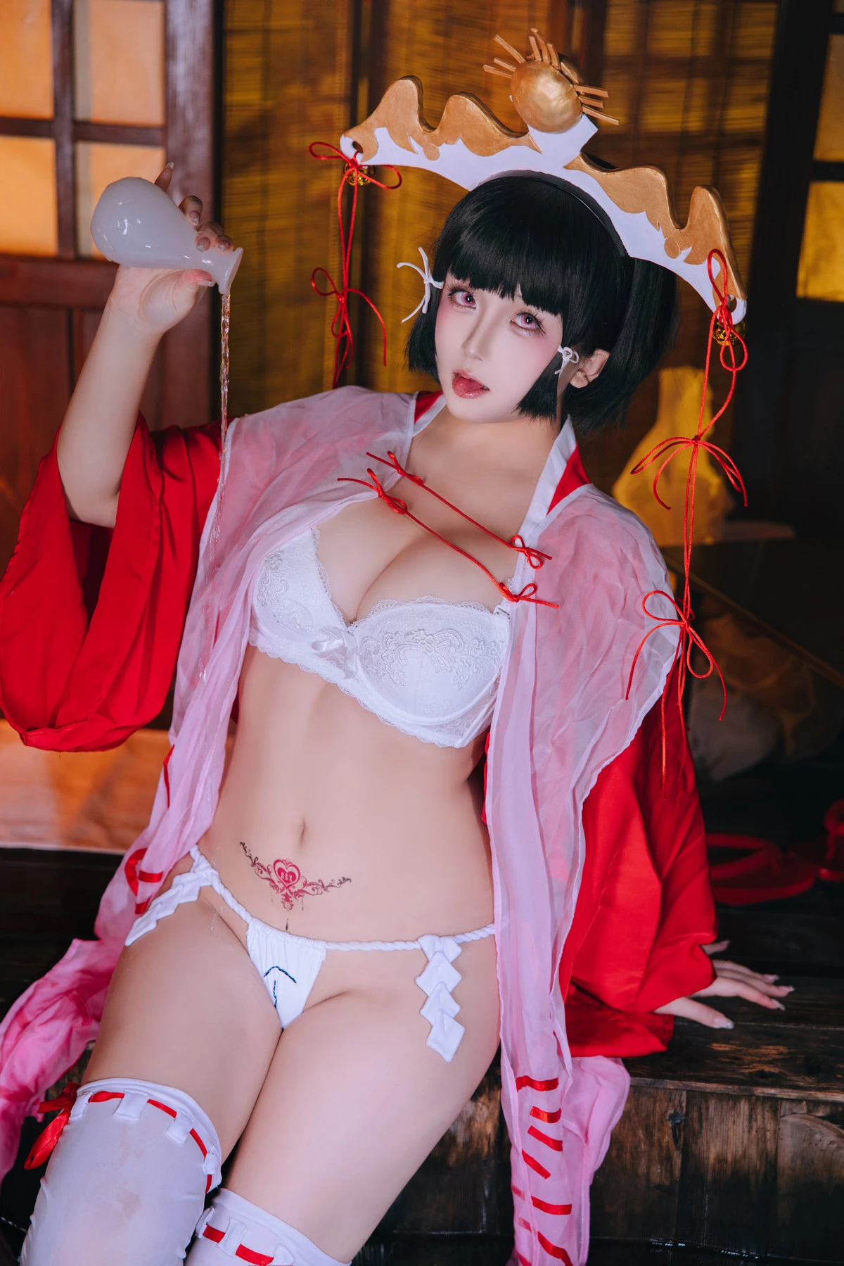 Xgyw.Org_Cosplay美女日奈娇辉夜巫女主题性感红色服饰露白色内衣配白丝袜秀完美身材诱惑写真100P