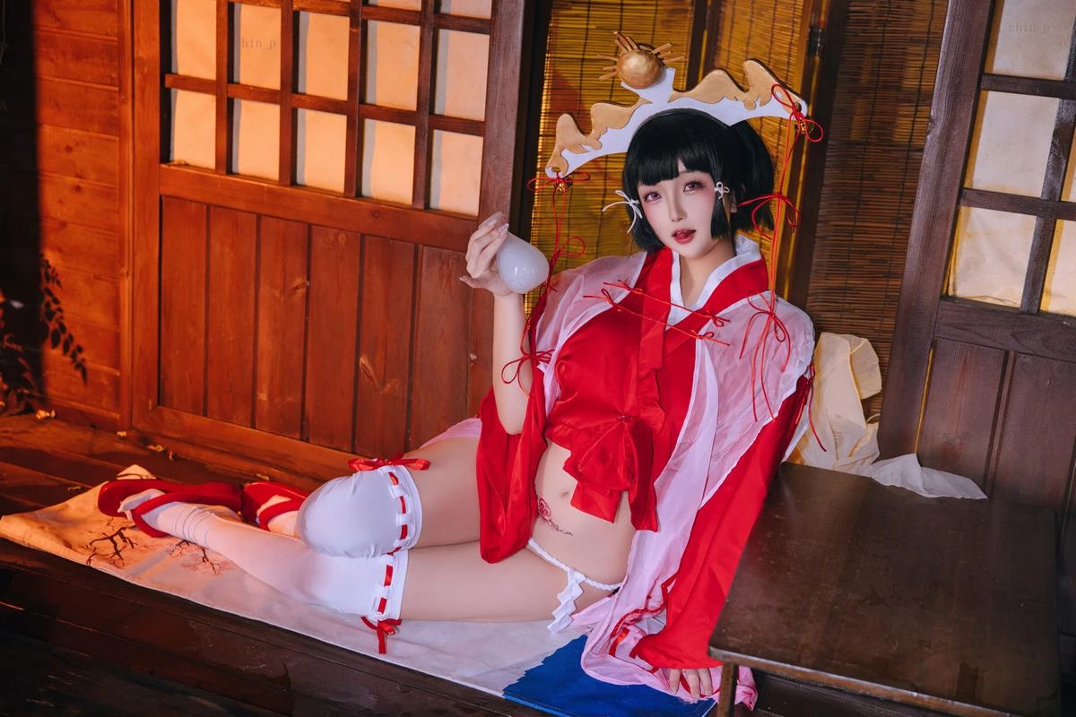 Xgyw.Org_Cosplay美女日奈娇辉夜巫女主题性感红色服饰露白色内衣配白丝袜秀完美身材诱惑写真100P