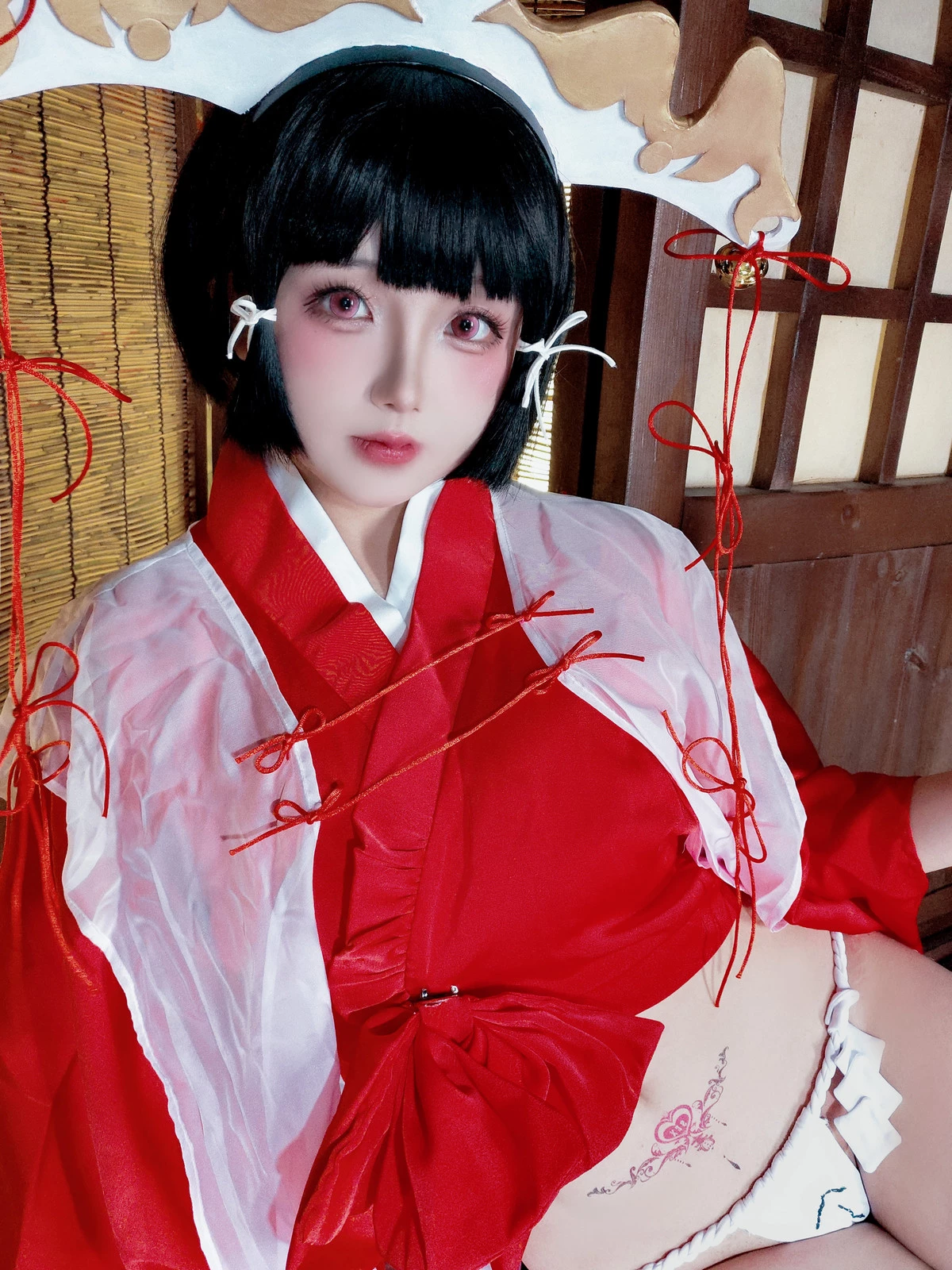 Xgyw.Org_Cosplay美女日奈娇辉夜巫女主题性感红色服饰露白色内衣配白丝袜秀完美身材诱惑写真100P