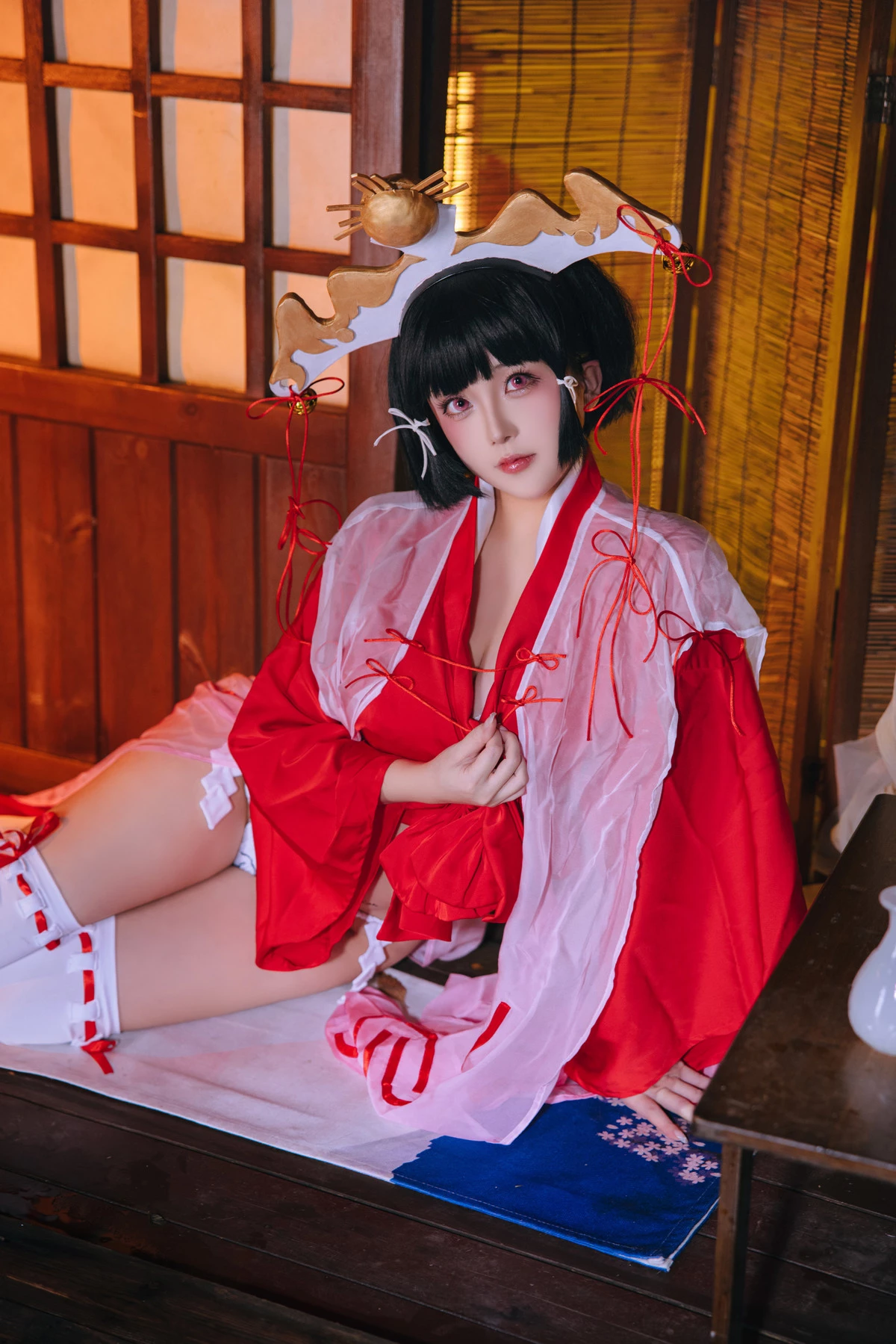 Xgyw.Org_Cosplay美女日奈娇辉夜巫女主题性感红色服饰露白色内衣配白丝袜秀完美身材诱惑写真100P