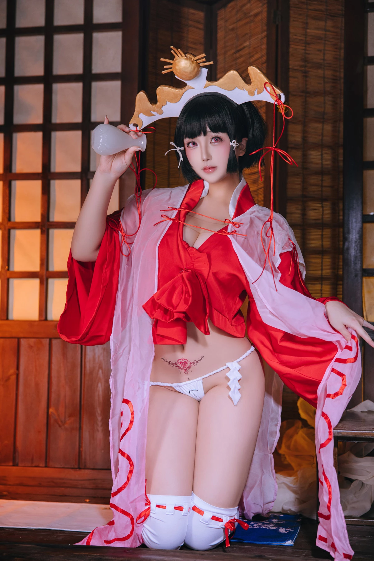 Xgyw.Org_Cosplay美女日奈娇辉夜巫女主题性感红色服饰露白色内衣配白丝袜秀完美身材诱惑写真100P