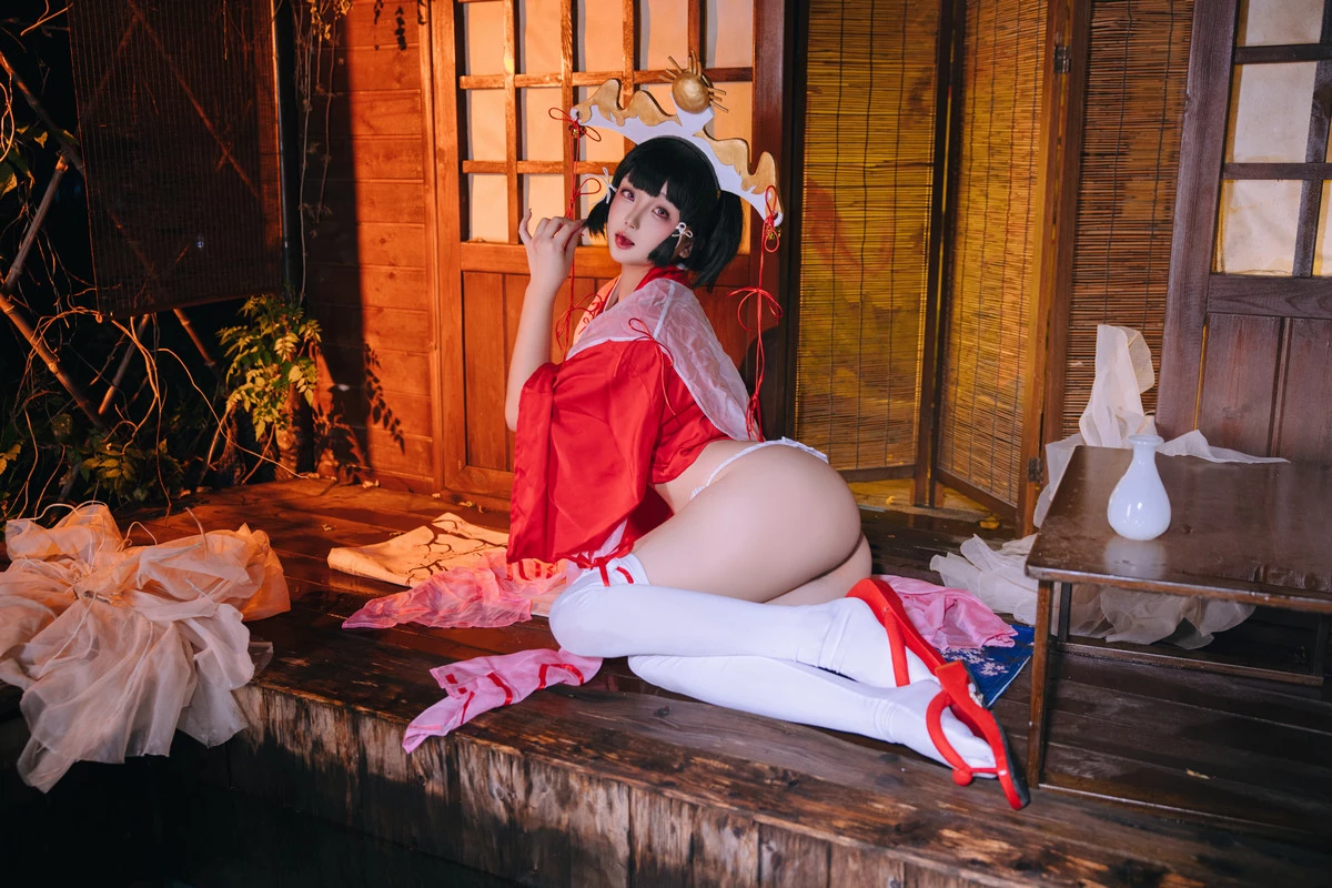 Xgyw.Org_Cosplay美女日奈娇辉夜巫女主题性感红色服饰露白色内衣配白丝袜秀完美身材诱惑写真100P