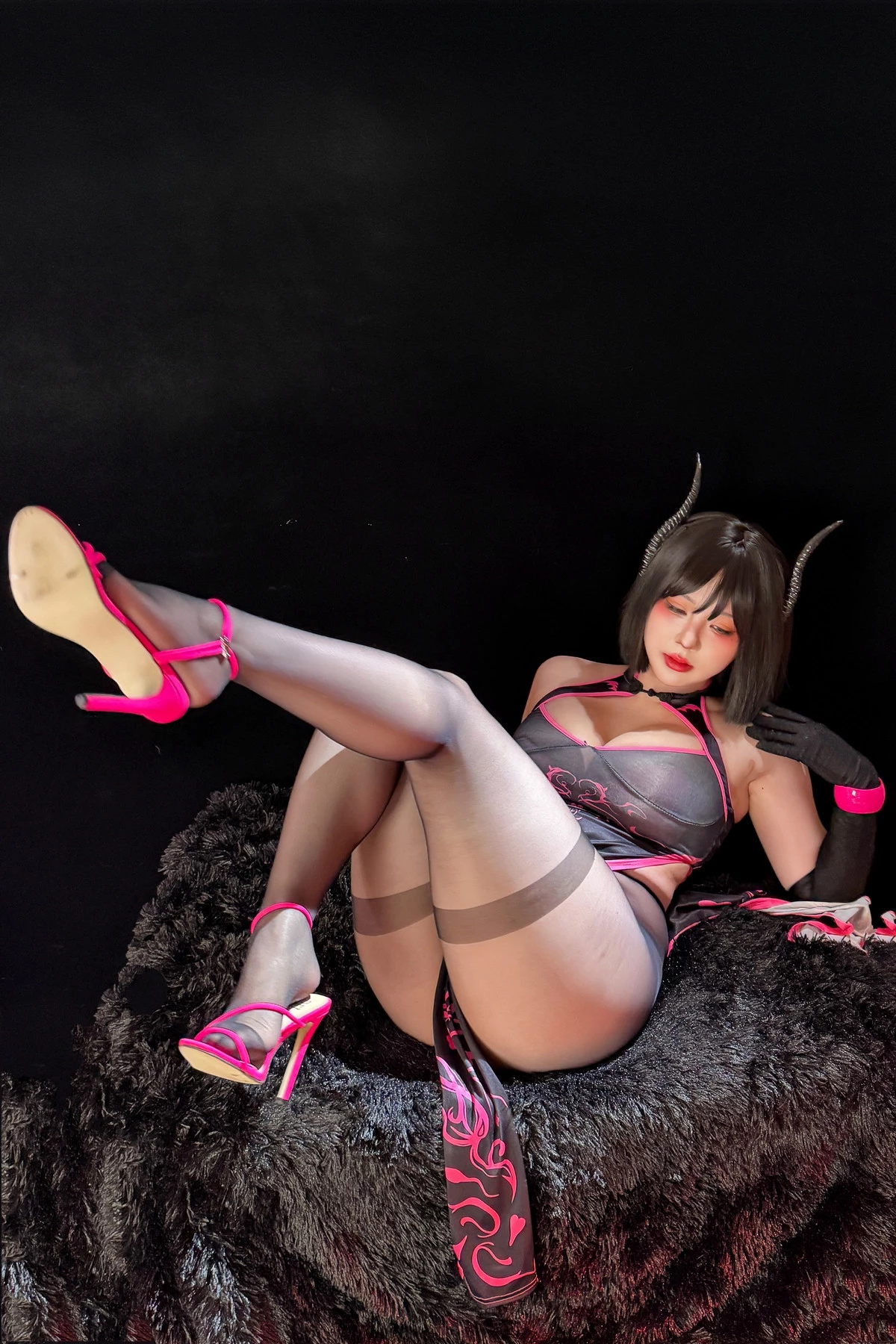 Xgyw.Org_网络美女皮皮奶可可爱了啦粉魅魔主题性感黑色礼服配超薄黑丝秀翘臀美腿诱惑写真111P