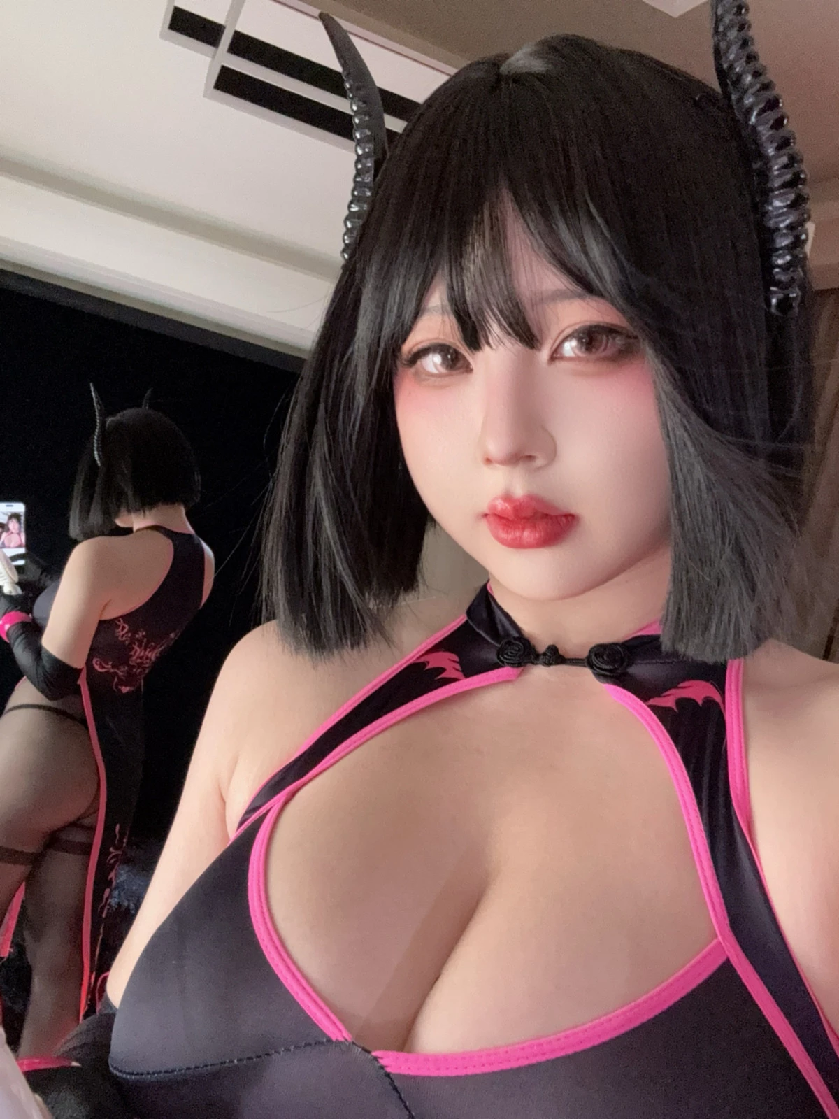 Xgyw.Org_网络美女皮皮奶可可爱了啦粉魅魔主题性感黑色礼服配超薄黑丝秀翘臀美腿诱惑写真111P