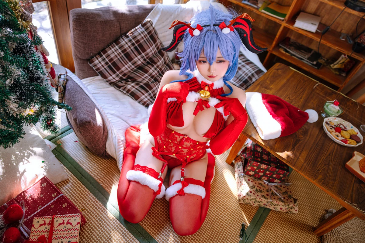 Xgyw.Org_Cosplay美女日奈娇甘雨圣诞主题性感红色情趣内衣配红丝吊袜秀丰腴身材惹火诱惑写真120P