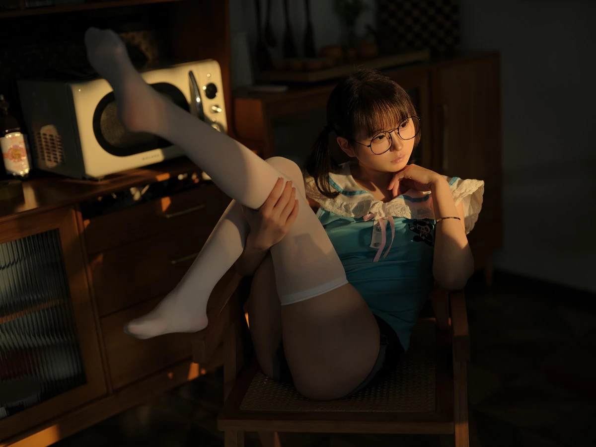 Xgyw.Org_动漫博主幼水铃衣你的电子女友主题性感上衣配牛仔短裤露白色丝袜秀较小身材诱惑写真35P