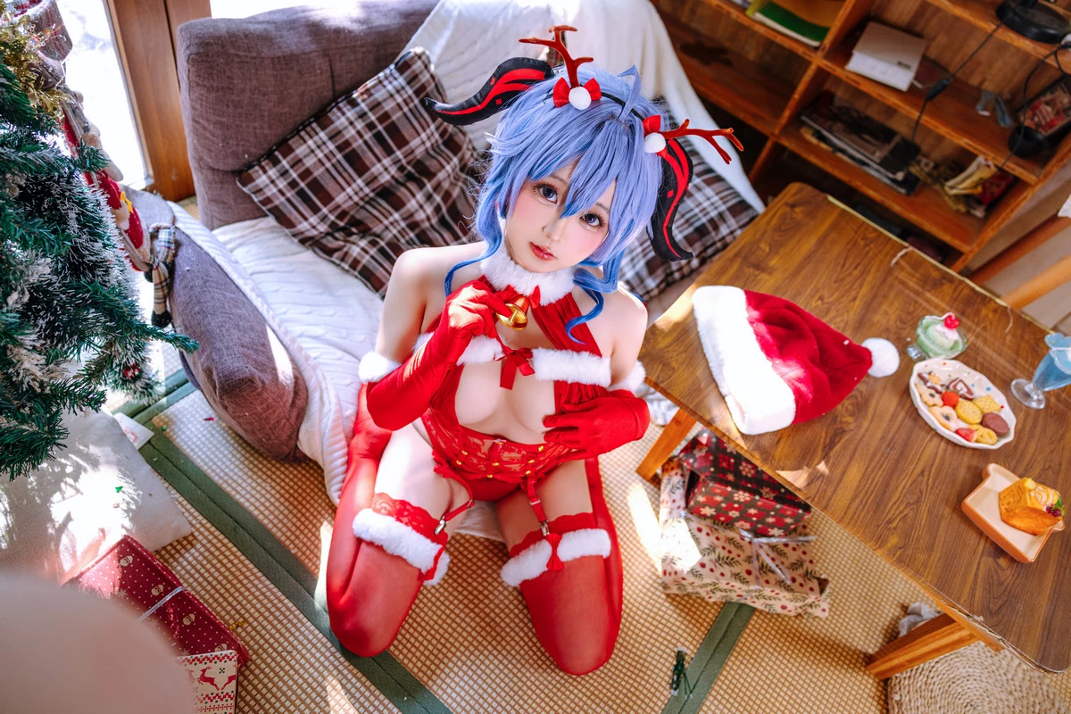 Xgyw.Org_Cosplay美女日奈娇甘雨圣诞主题性感红色情趣内衣配红丝吊袜秀丰腴身材惹火诱惑写真120P