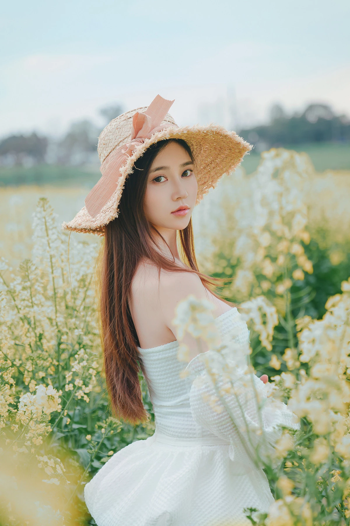 Xgyw.Org_网络美女年年Nnian花野主题户外油菜地性感白色低胸连衣短裙半脱秀惹火身材诱惑写真43P