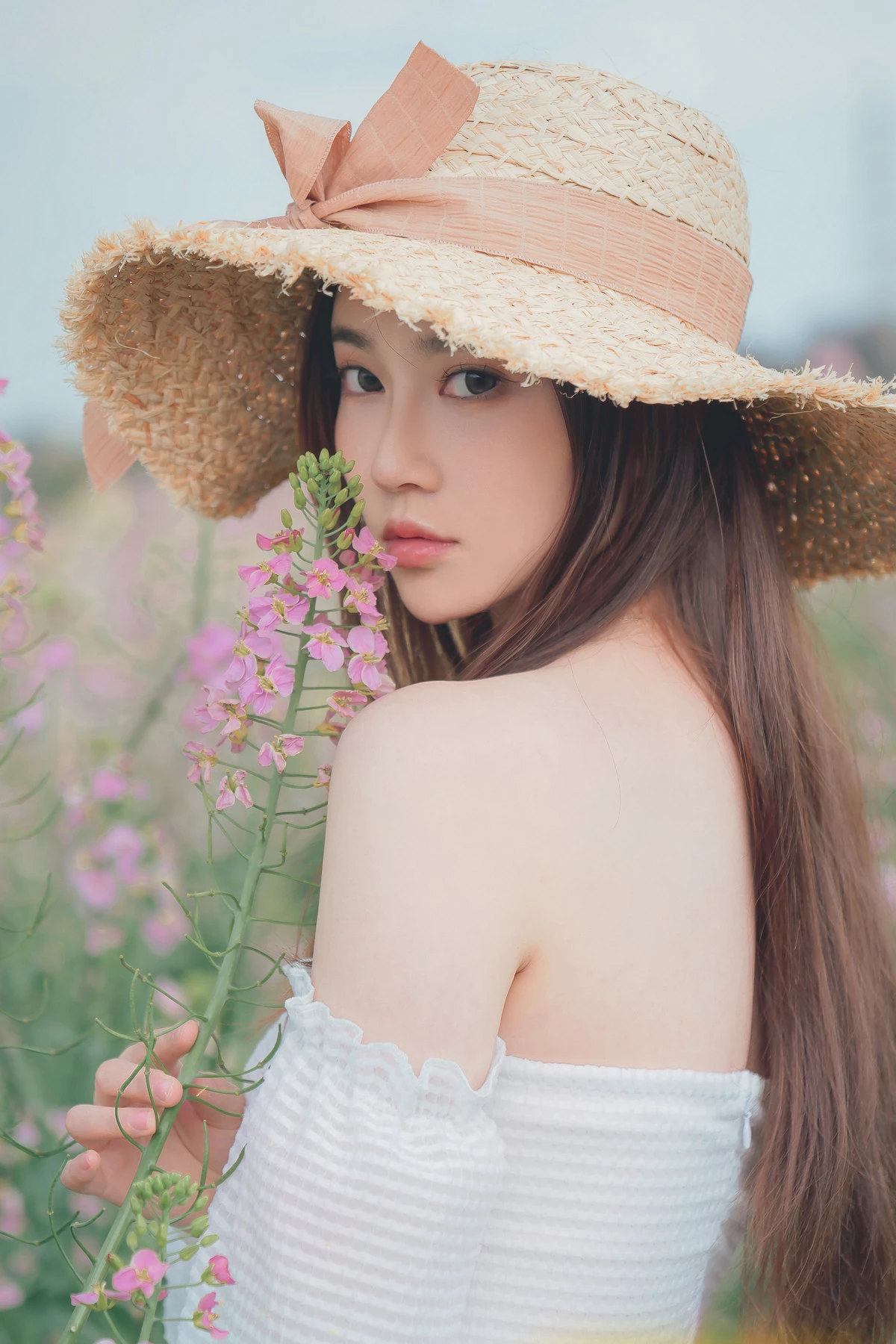 Xgyw.Org_网络美女年年Nnian花野主题户外油菜地性感白色低胸连衣短裙半脱秀惹火身材诱惑写真43P