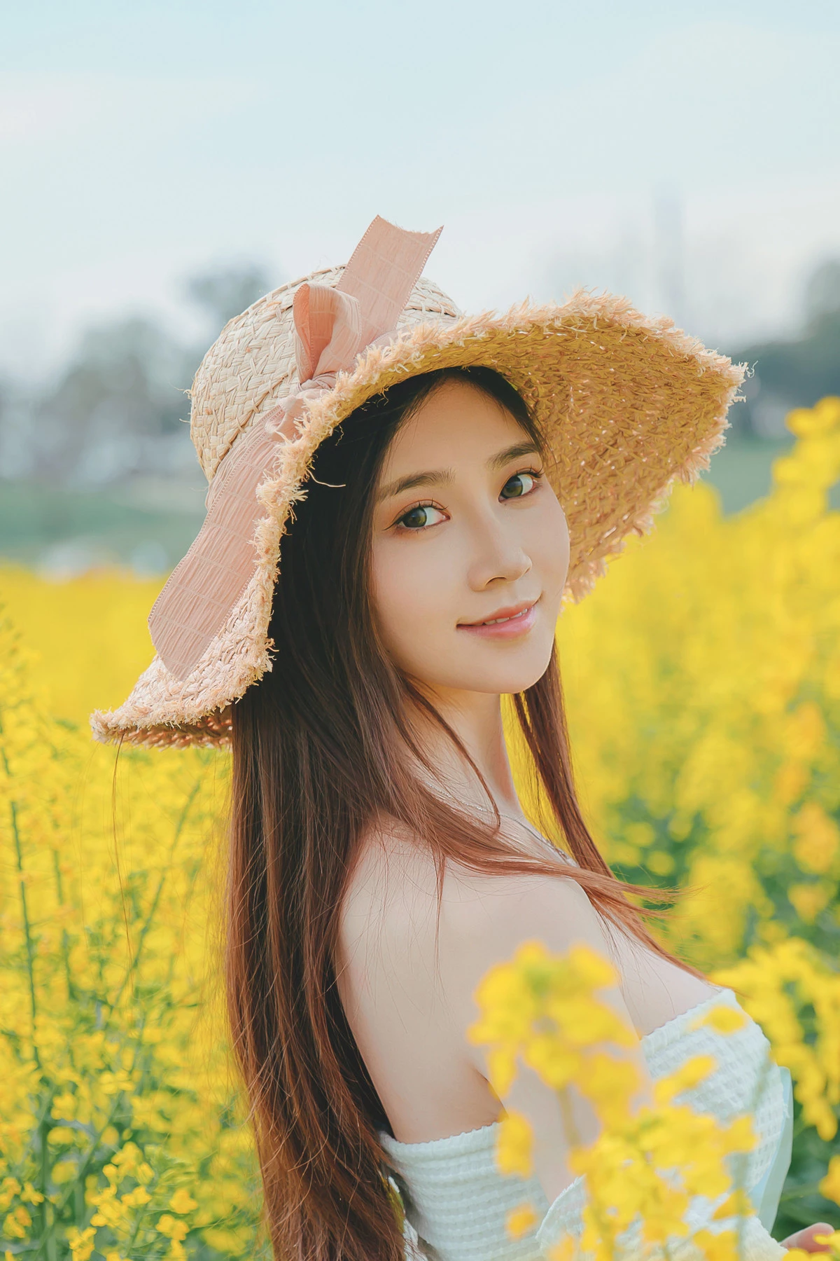 Xgyw.Org_网络美女年年Nnian花野主题户外油菜地性感白色低胸连衣短裙半脱秀惹火身材诱惑写真43P