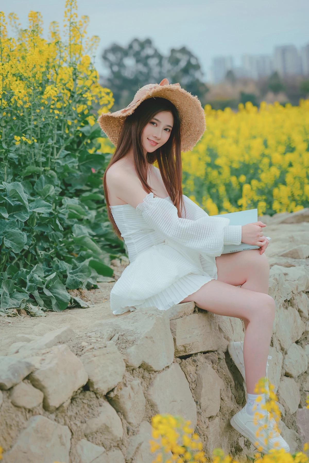 Xgyw.Org_网络美女年年Nnian花野主题户外油菜地性感白色低胸连衣短裙半脱秀惹火身材诱惑写真43P