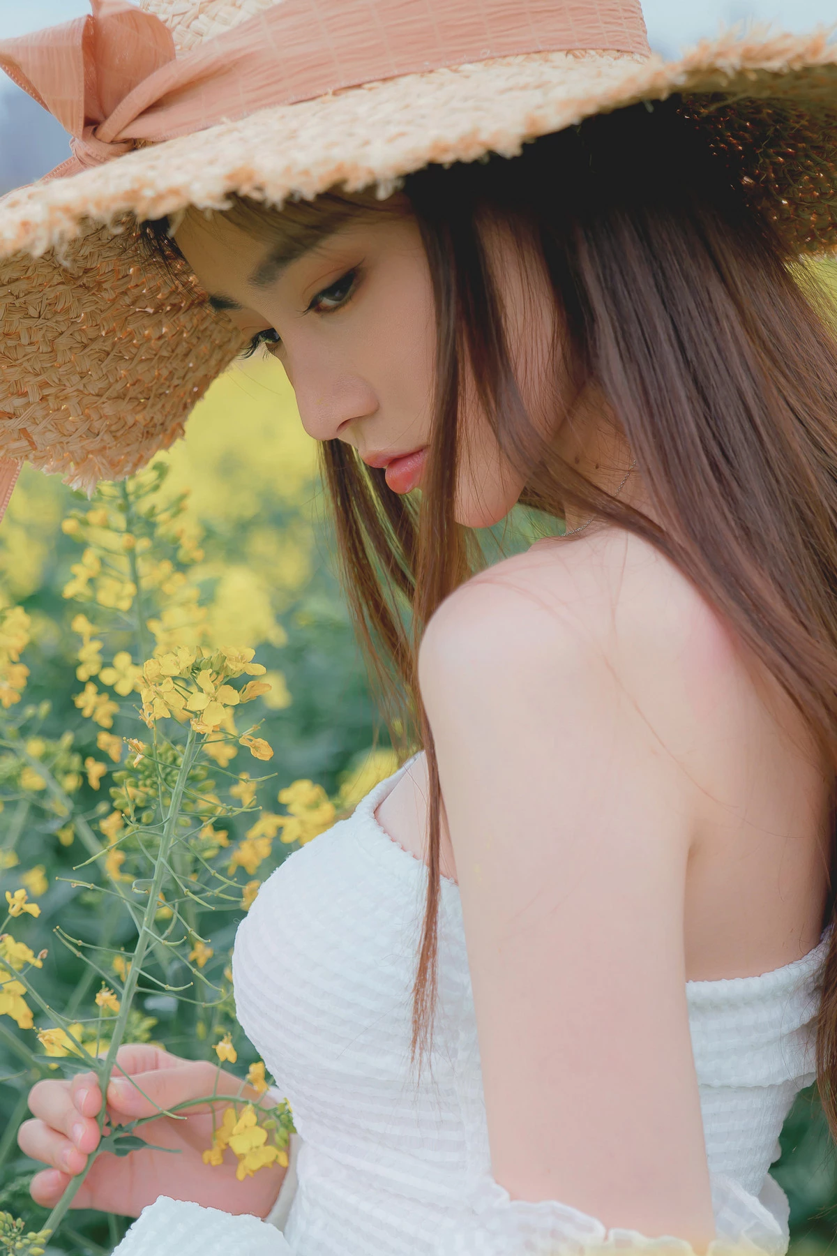 Xgyw.Org_网络美女年年Nnian花野主题户外油菜地性感白色低胸连衣短裙半脱秀惹火身材诱惑写真43P