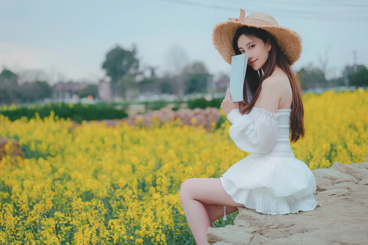 Xgyw.Org_网络美女年年Nnian花野主题户外油菜地性感白色低胸连衣短裙半脱秀惹火身材诱惑写真43P