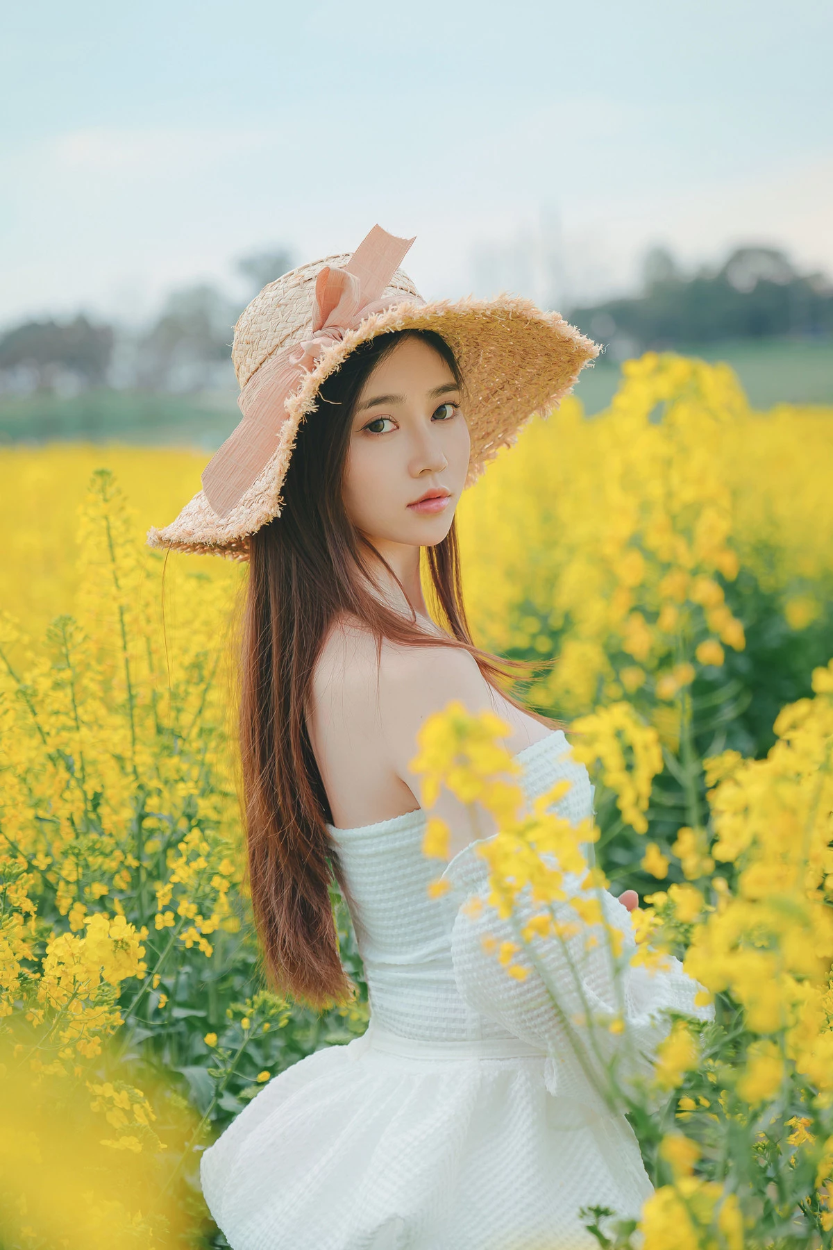 Xgyw.Org_网络美女年年Nnian花野主题户外油菜地性感白色低胸连衣短裙半脱秀惹火身材诱惑写真43P