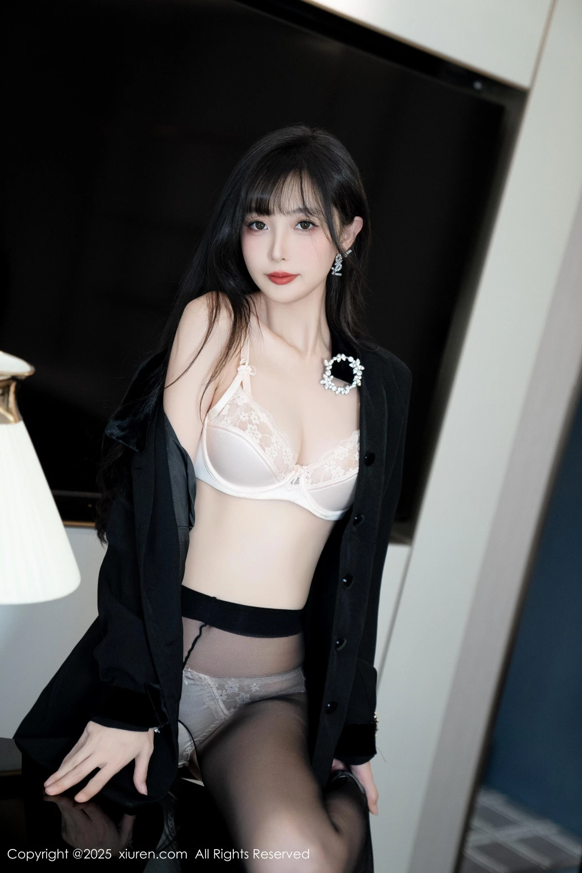 Xgyw.Org_XiuRen第9918期_模特樱桃小阑子黑色外套露性感内衣配开档黑丝秀曼妙身姿诱惑写真99P