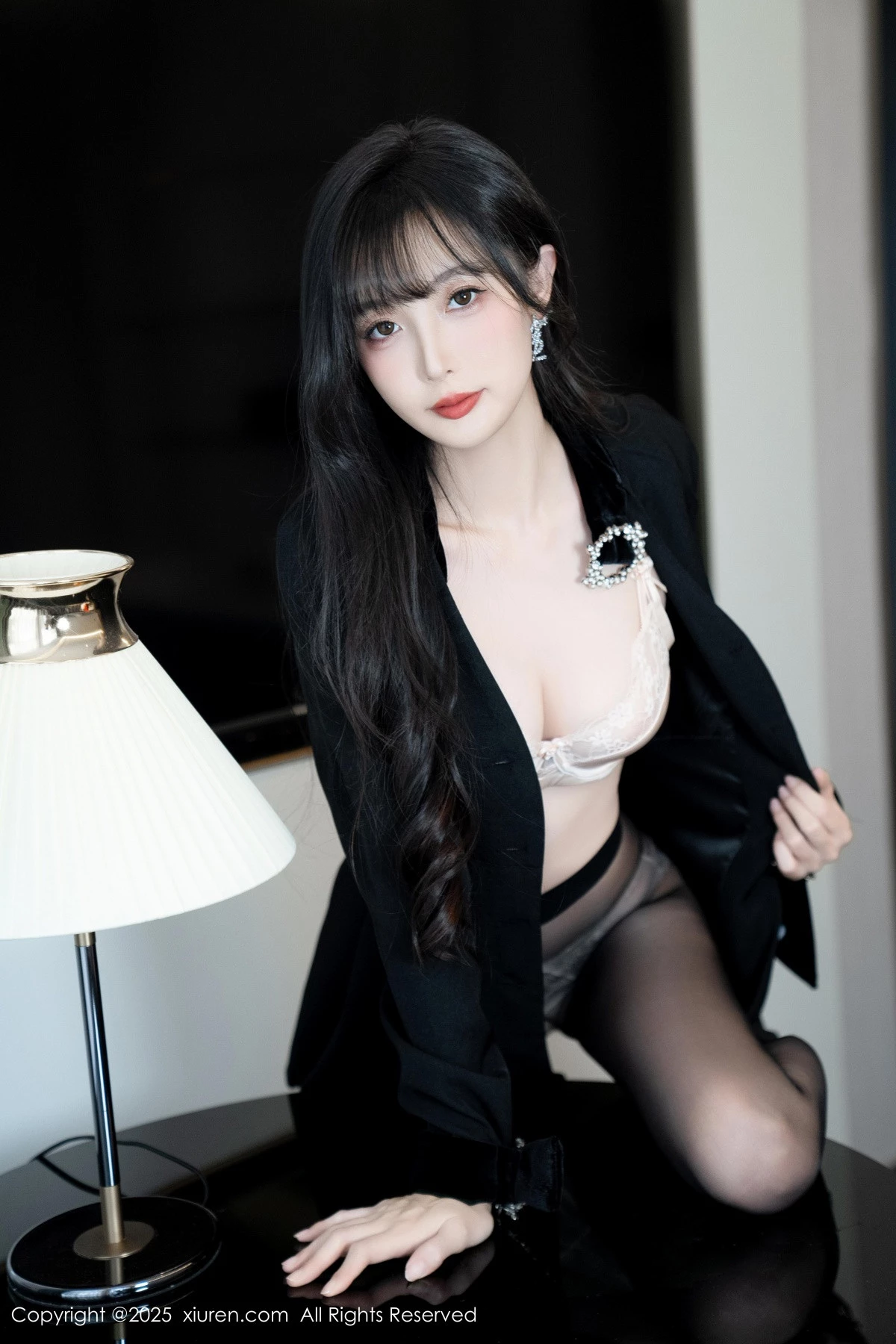 Xgyw.Org_XiuRen第9918期_模特樱桃小阑子黑色外套露性感内衣配开档黑丝秀曼妙身姿诱惑写真99P