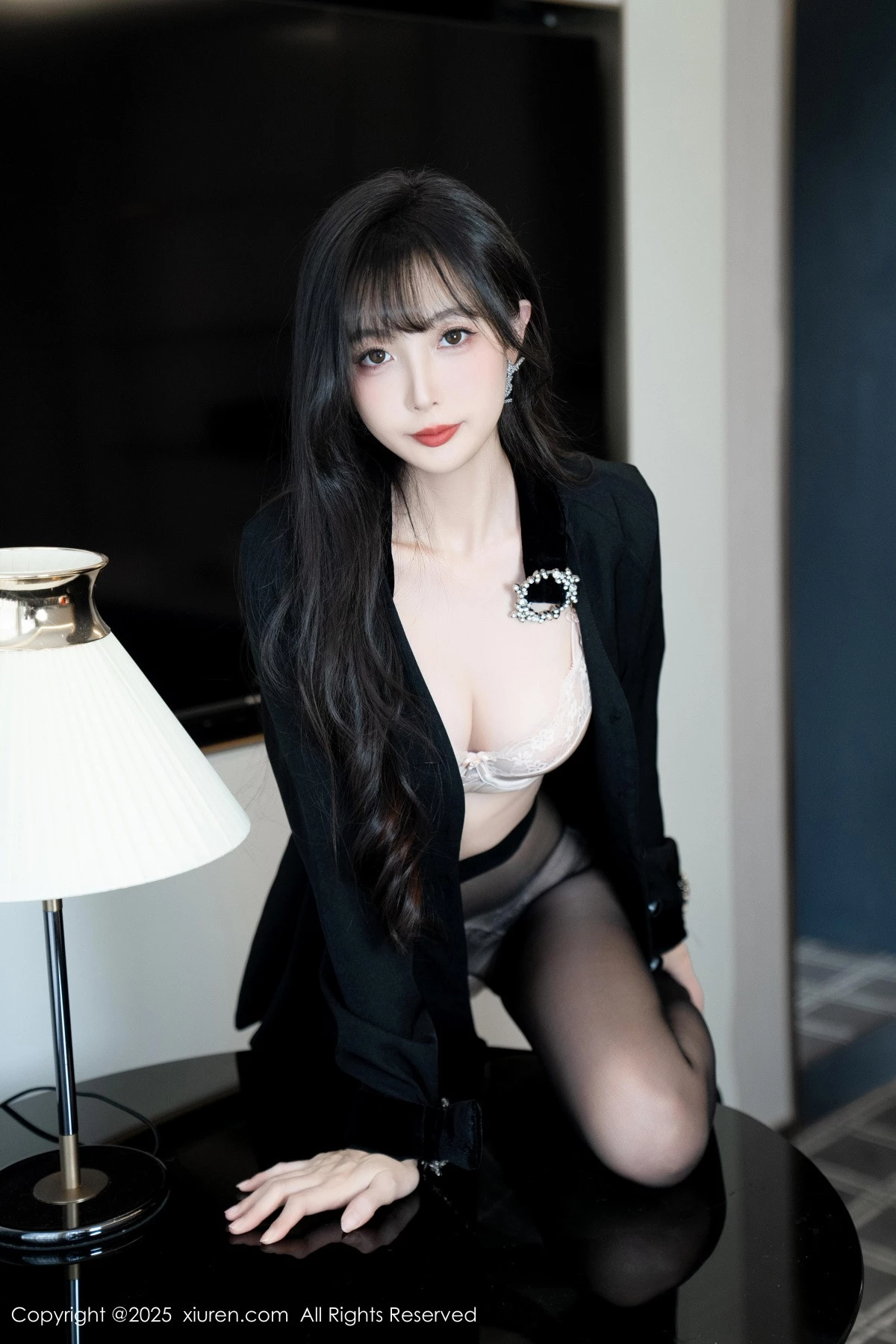 Xgyw.Org_XiuRen第9918期_模特樱桃小阑子黑色外套露性感内衣配开档黑丝秀曼妙身姿诱惑写真99P