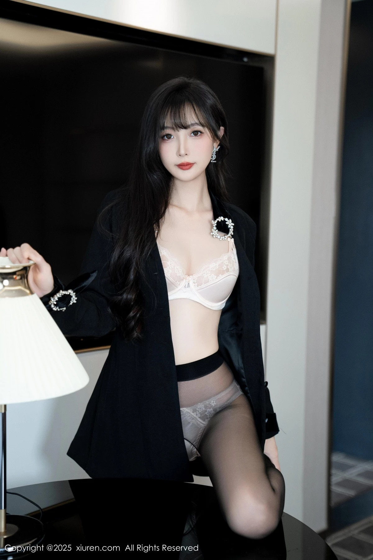 Xgyw.Org_XiuRen第9918期_模特樱桃小阑子黑色外套露性感内衣配开档黑丝秀曼妙身姿诱惑写真99P