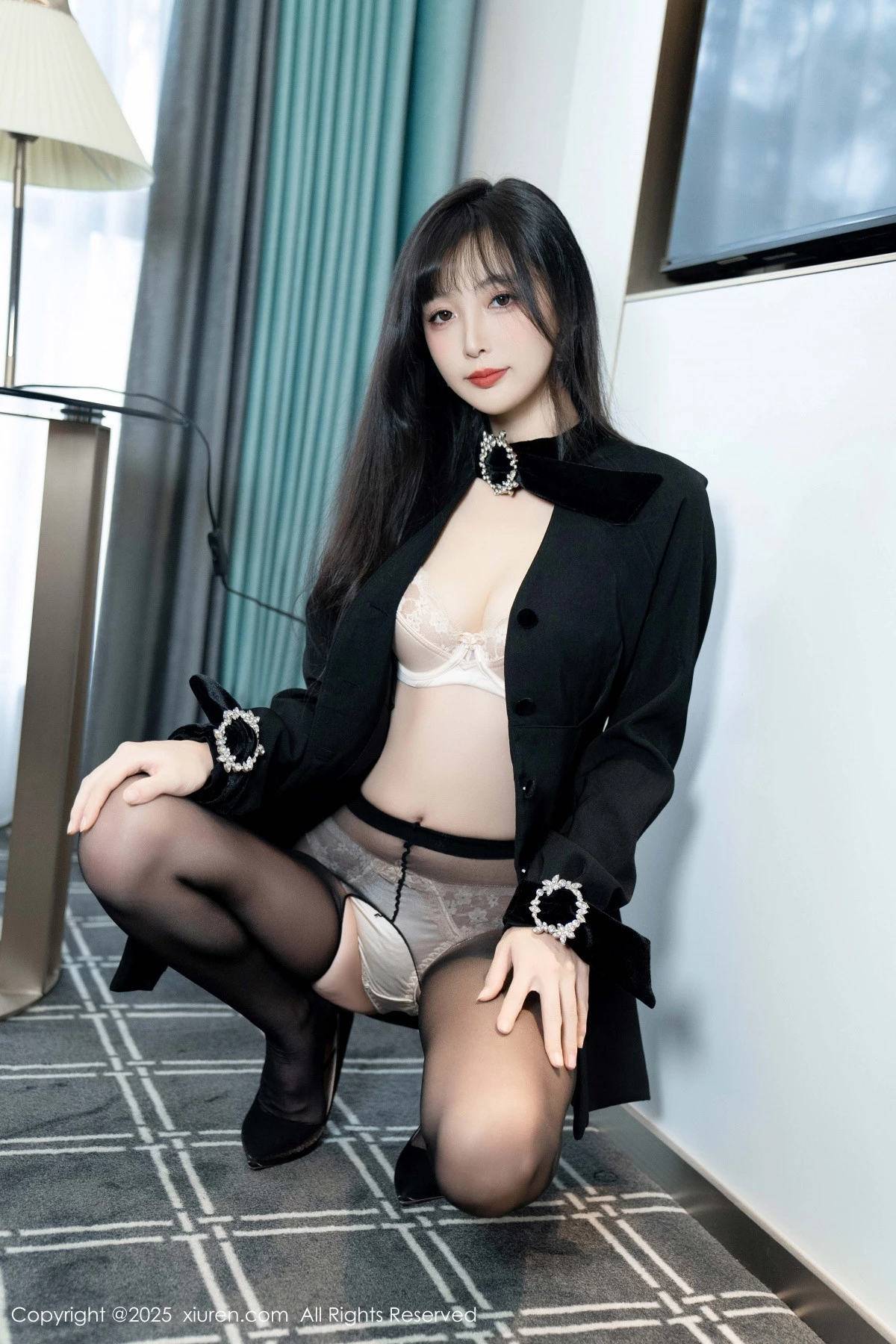 Xgyw.Org_XiuRen第9918期_模特樱桃小阑子黑色外套露性感内衣配开档黑丝秀曼妙身姿诱惑写真99P