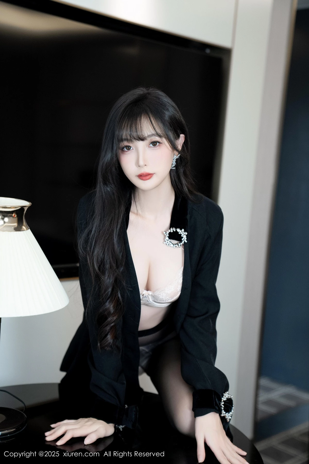 Xgyw.Org_XiuRen第9918期_模特樱桃小阑子黑色外套露性感内衣配开档黑丝秀曼妙身姿诱惑写真99P