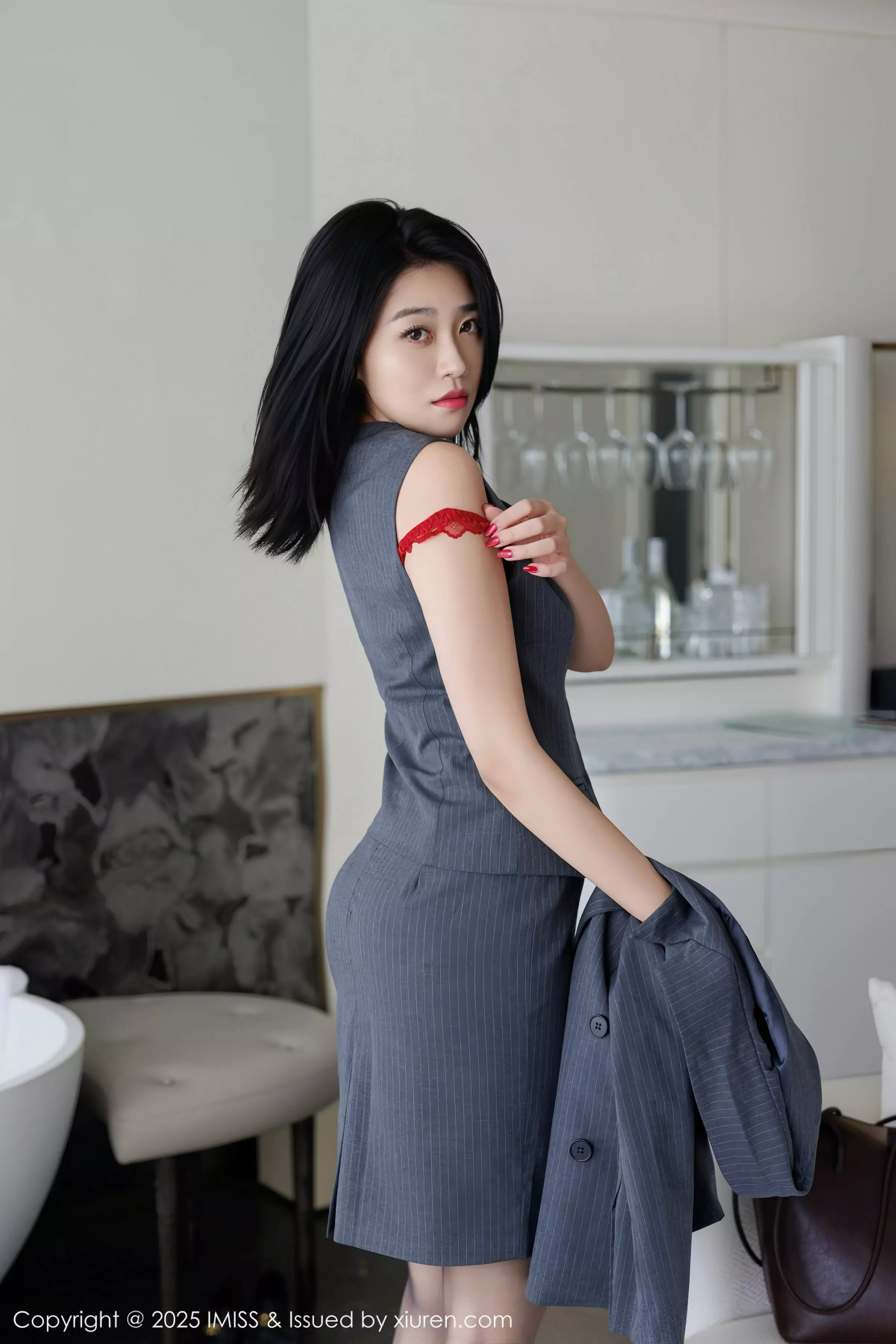 Xgyw.Org_[IMISS爱蜜社]Vol.787_女神许诺Sabrina性感OL职业装露红色蕾丝内衣配超薄黑丝魅惑写真106P