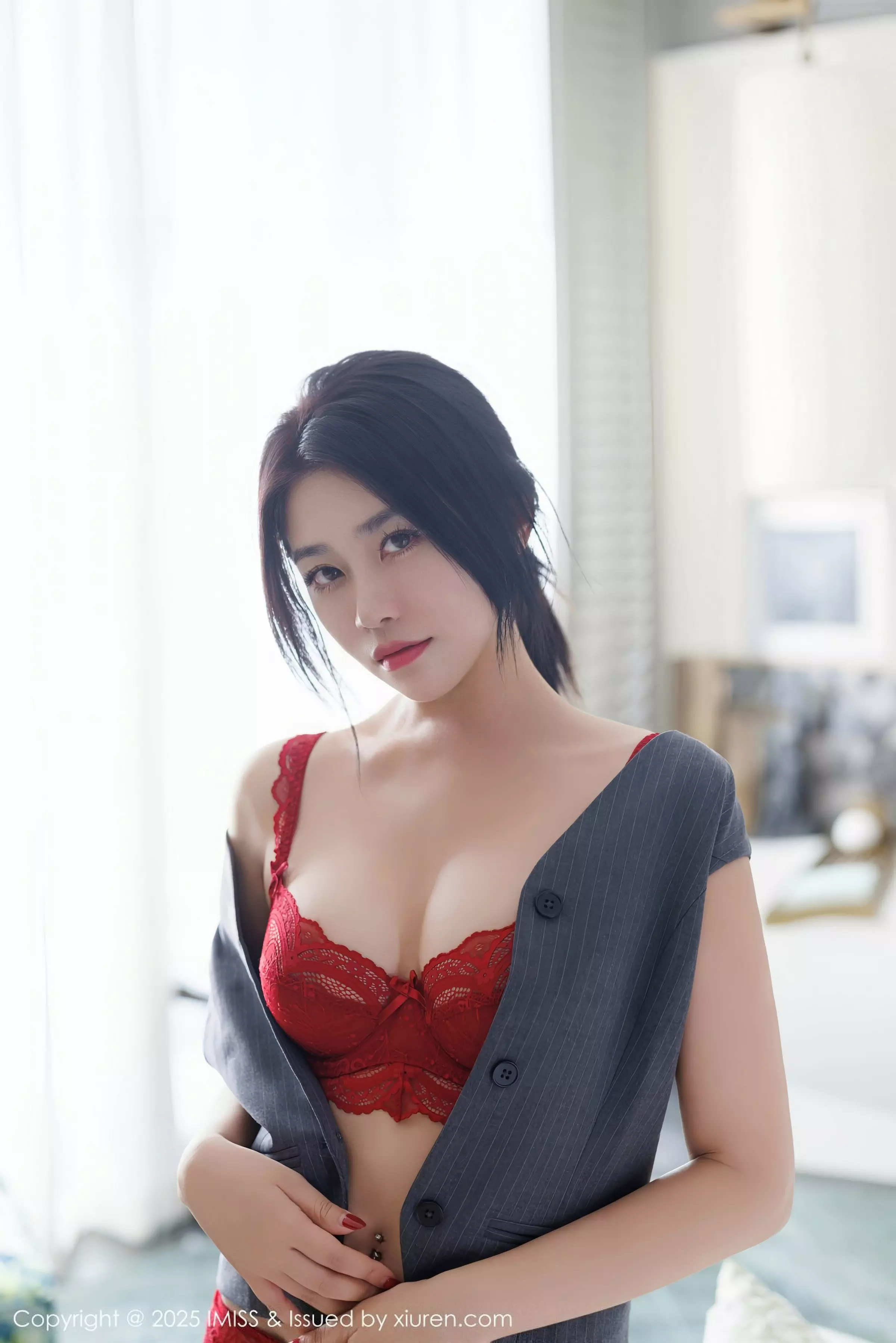 Xgyw.Org_[IMISS爱蜜社]Vol.787_女神许诺Sabrina性感OL职业装露红色蕾丝内衣配超薄黑丝魅惑写真106P