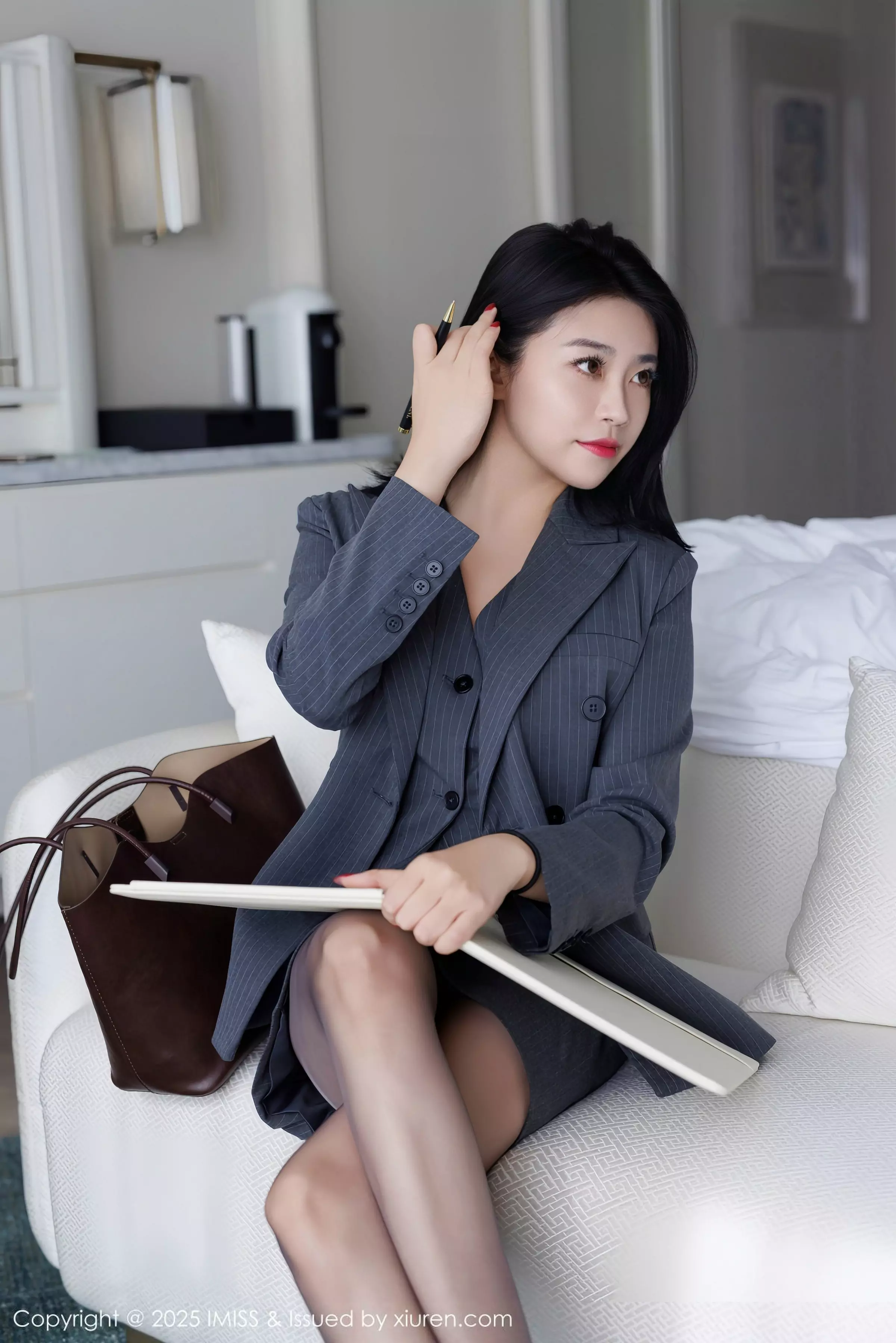 Xgyw.Org_[IMISS爱蜜社]Vol.787_女神许诺Sabrina性感OL职业装露红色蕾丝内衣配超薄黑丝魅惑写真106P