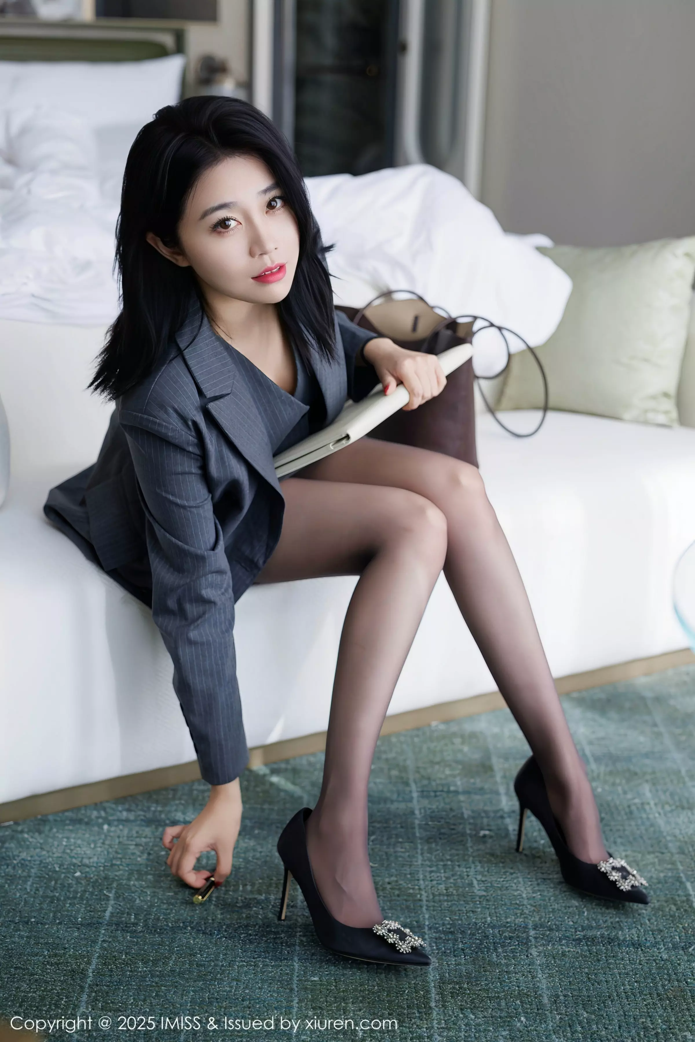 Xgyw.Org_[IMISS爱蜜社]Vol.787_女神许诺Sabrina性感OL职业装露红色蕾丝内衣配超薄黑丝魅惑写真106P