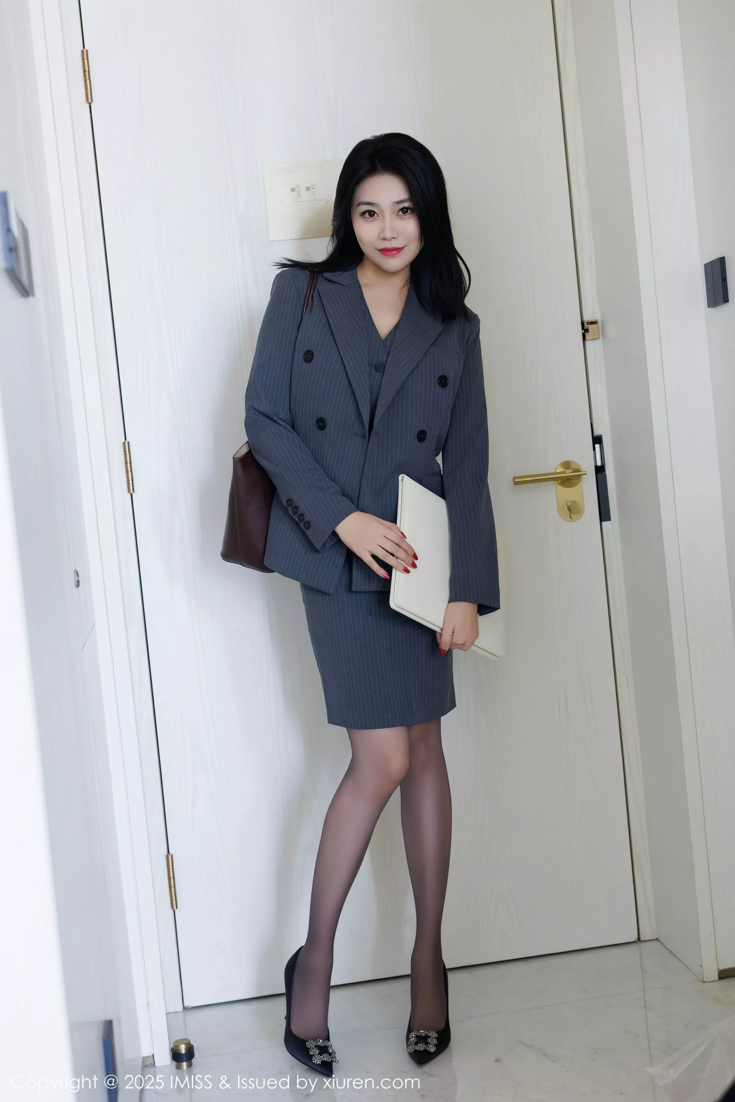 Xgyw.Org_[IMISS爱蜜社]Vol.787_女神许诺Sabrina性感OL职业装露红色蕾丝内衣配超薄黑丝魅惑写真106P