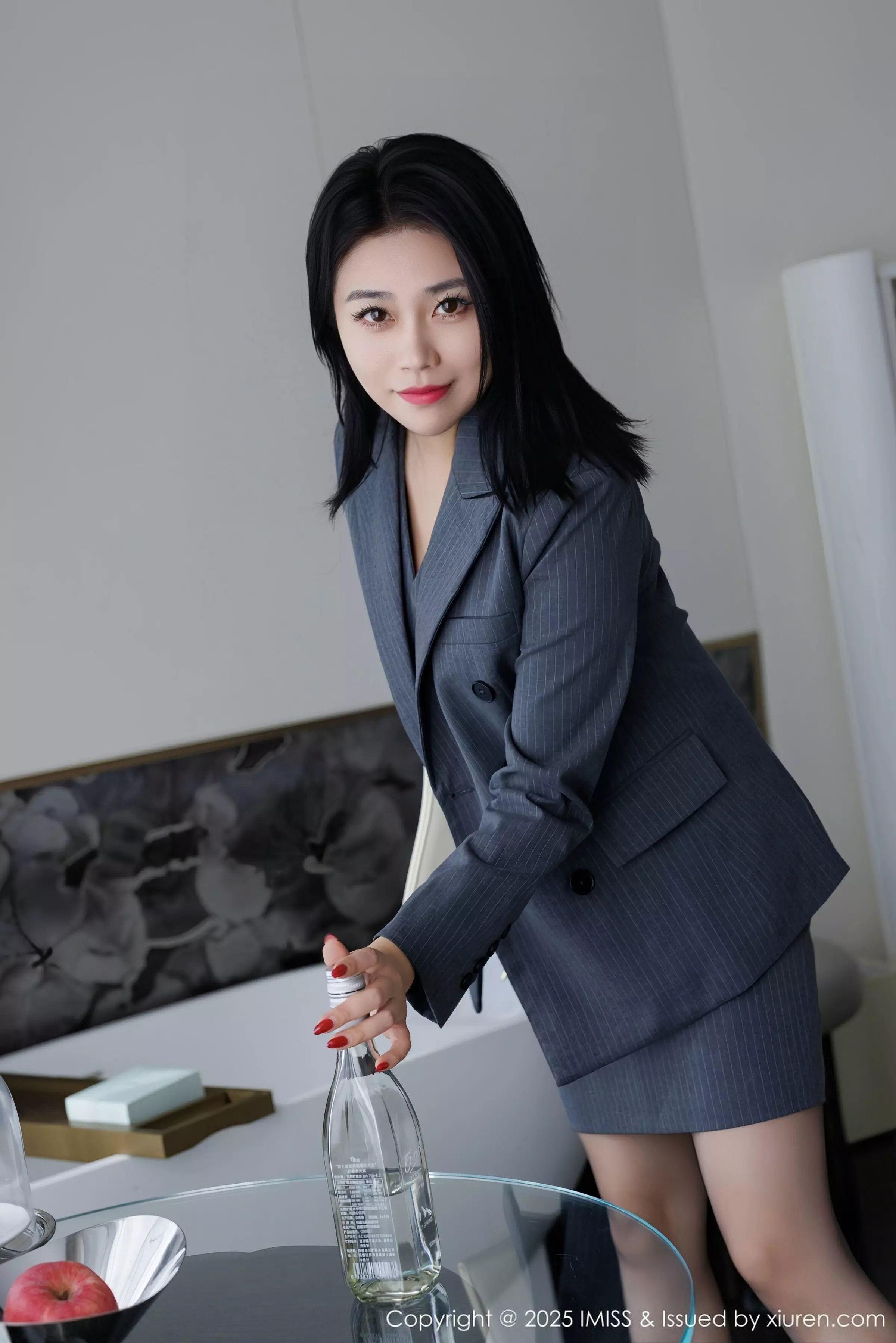 Xgyw.Org_[IMISS爱蜜社]Vol.787_女神许诺Sabrina性感OL职业装露红色蕾丝内衣配超薄黑丝魅惑写真106P