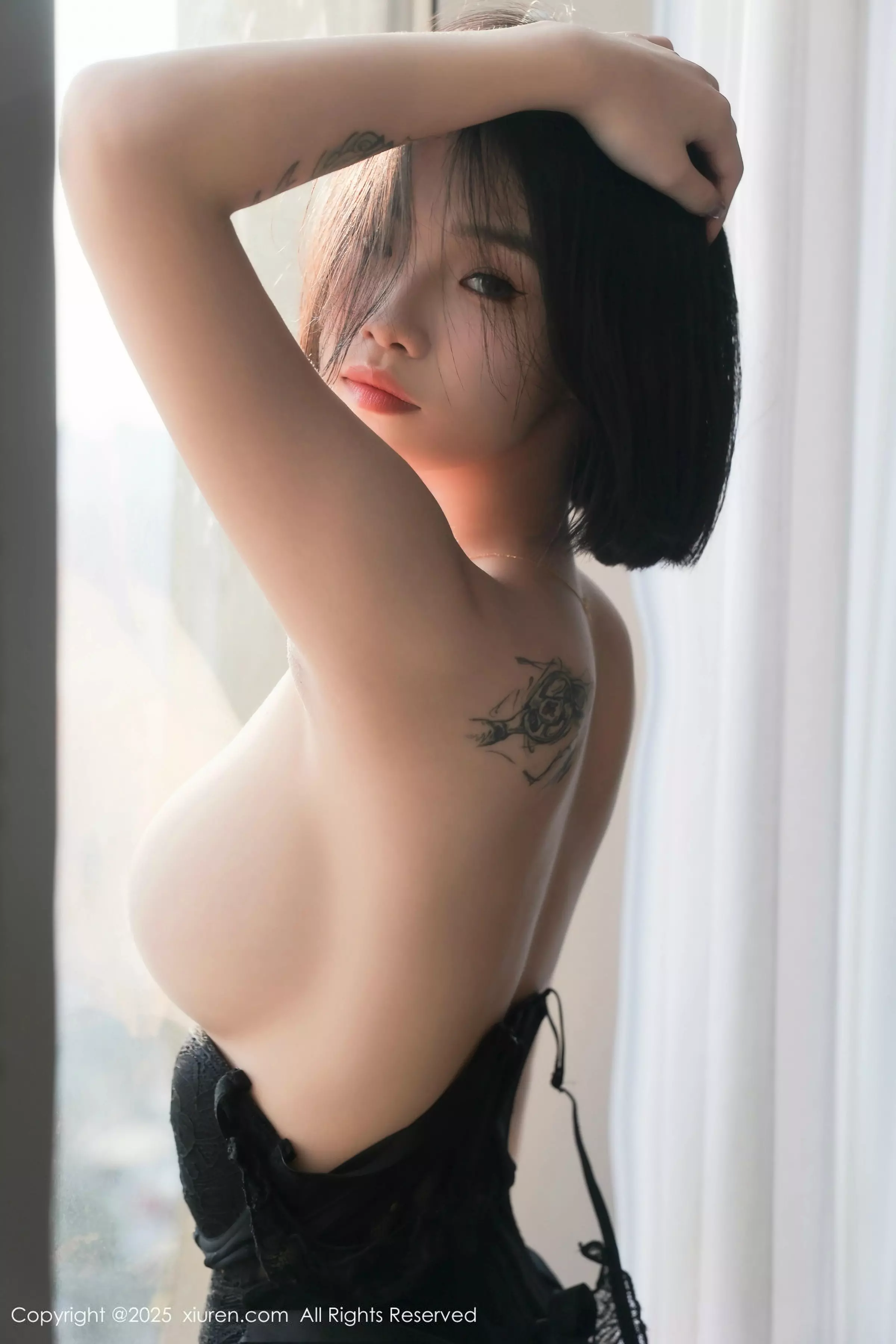 Xgyw.Org_XiuRen第10076期_模特汐子性感黑色OL服饰配超薄黑丝半脱秀翘臀美腿诱惑写真79P