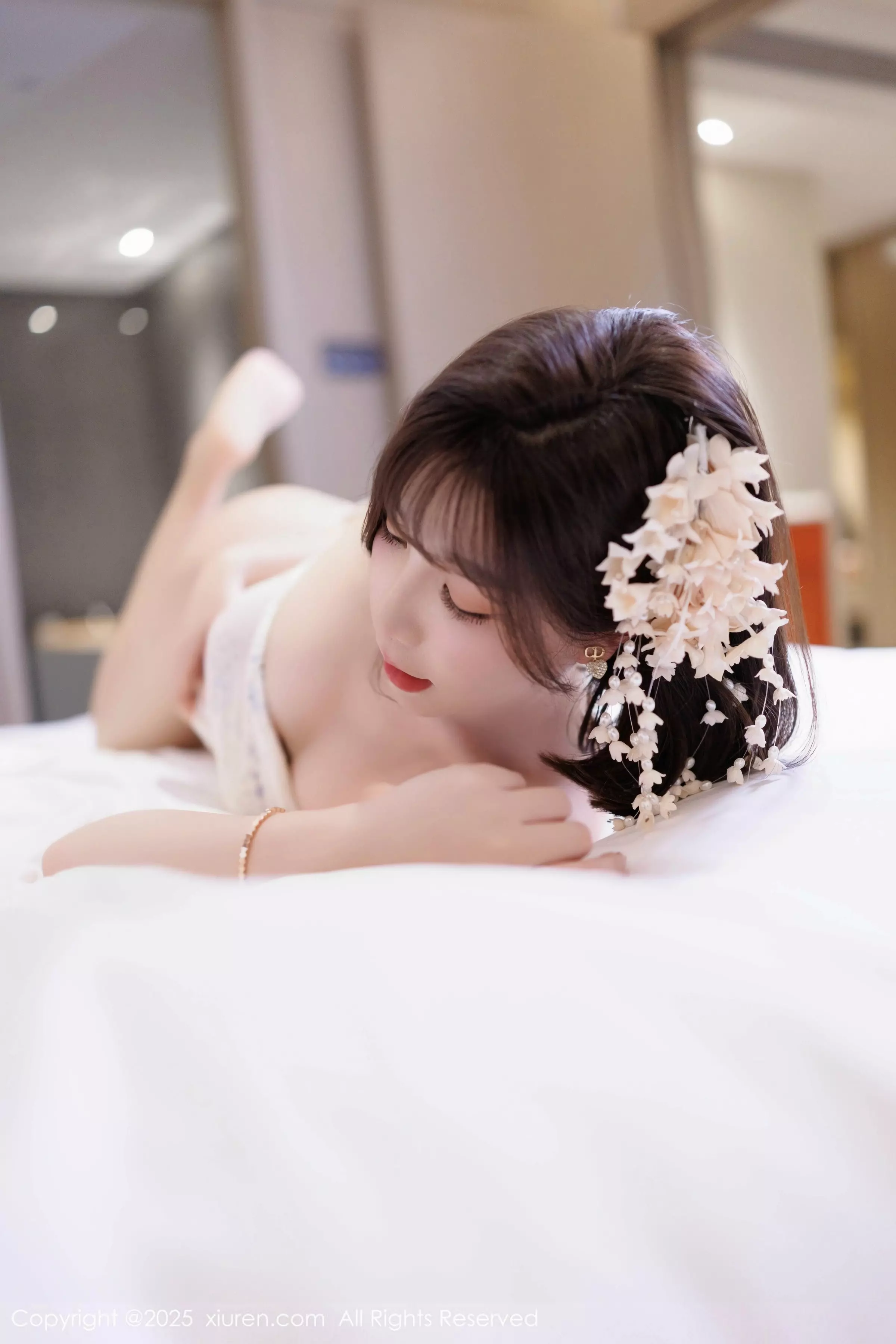 Xgyw.Org_XiuRen第10048期_女神徐莉芝Booty性感白色上衣配黑色短裙秀曼妙身姿诱惑写真82P