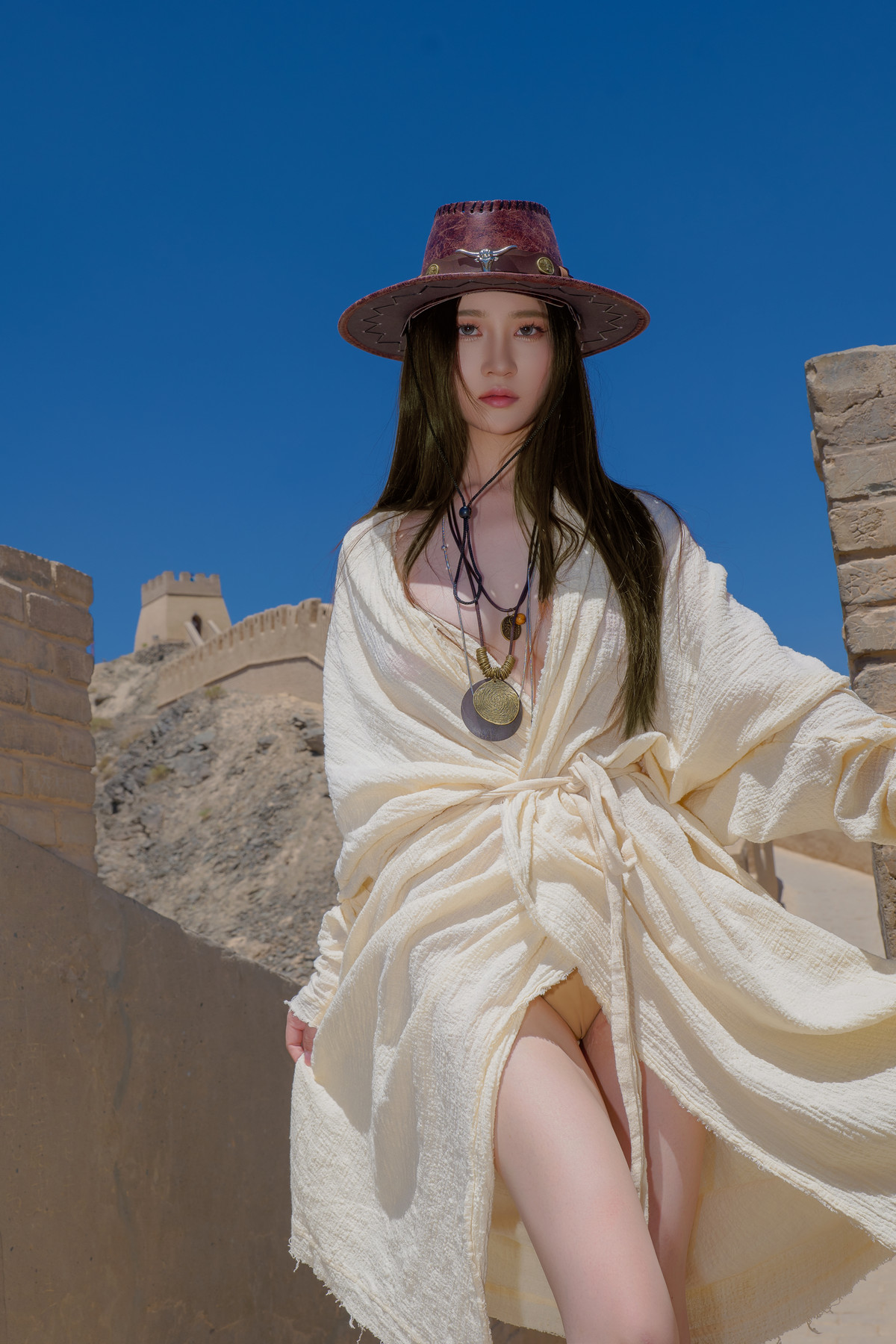 Xgyw.Org_网络美女年年Nnian城主题户外城墙上性感白色薄纱长裙半脱秀完美身材撩人诱惑写真46P