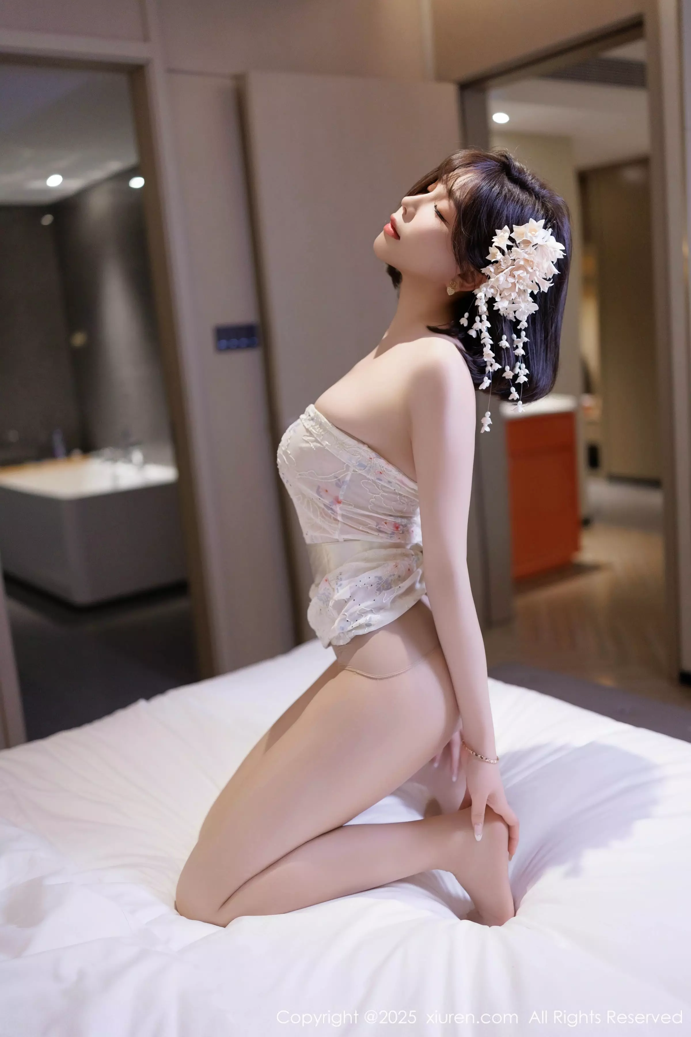 Xgyw.Org_XiuRen第10048期_女神徐莉芝Booty性感白色上衣配黑色短裙秀曼妙身姿诱惑写真82P