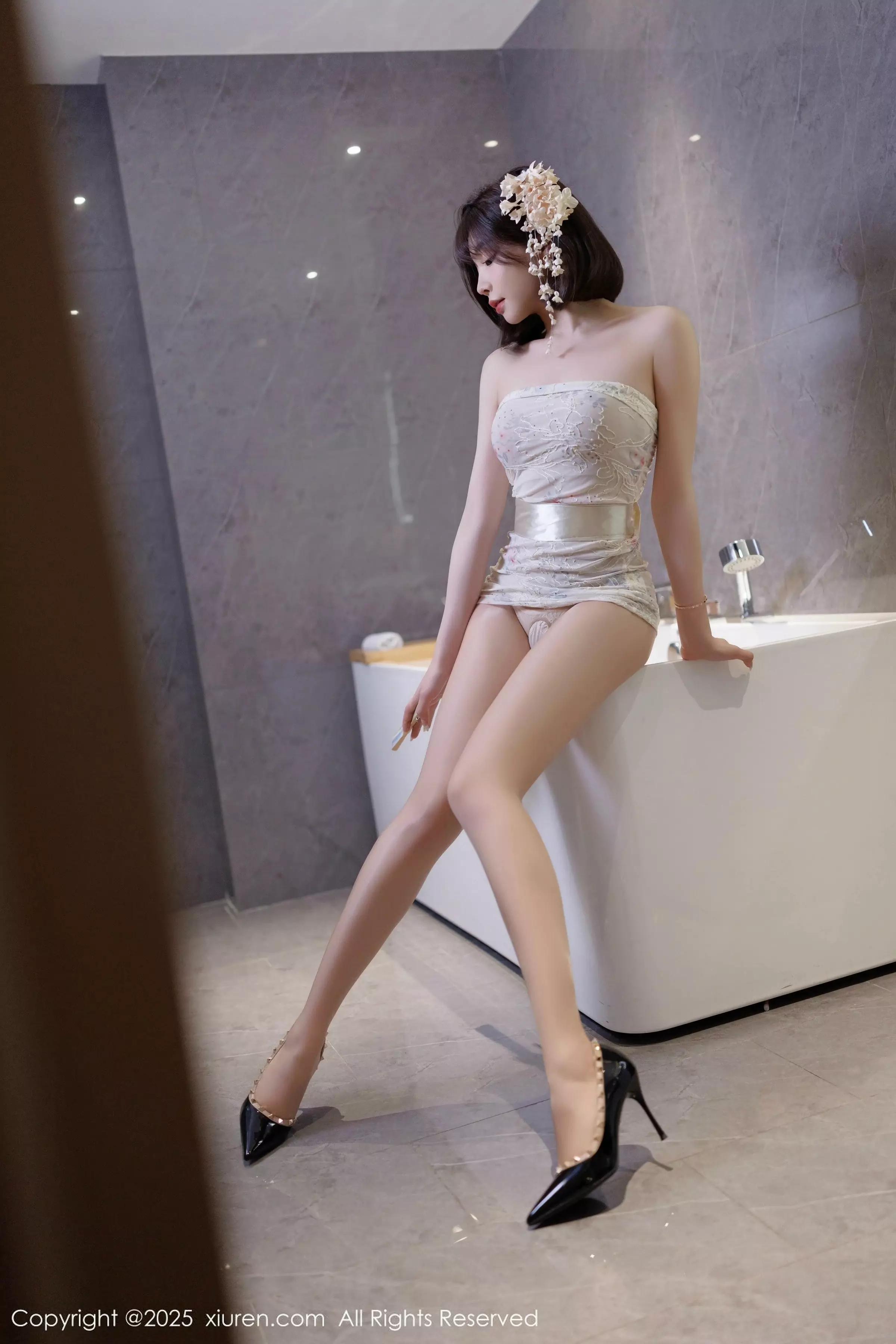Xgyw.Org_XiuRen第10048期_女神徐莉芝Booty性感白色上衣配黑色短裙秀曼妙身姿诱惑写真82P