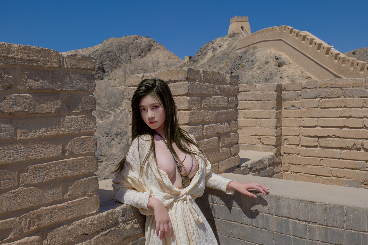 Xgyw.Org_网络美女年年Nnian城主题户外城墙上性感白色薄纱长裙半脱秀完美身材撩人诱惑写真46P