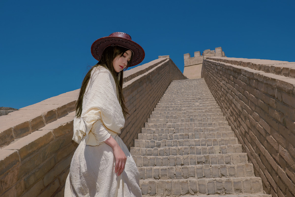 Xgyw.Org_网络美女年年Nnian城主题户外城墙上性感白色薄纱长裙半脱秀完美身材撩人诱惑写真46P