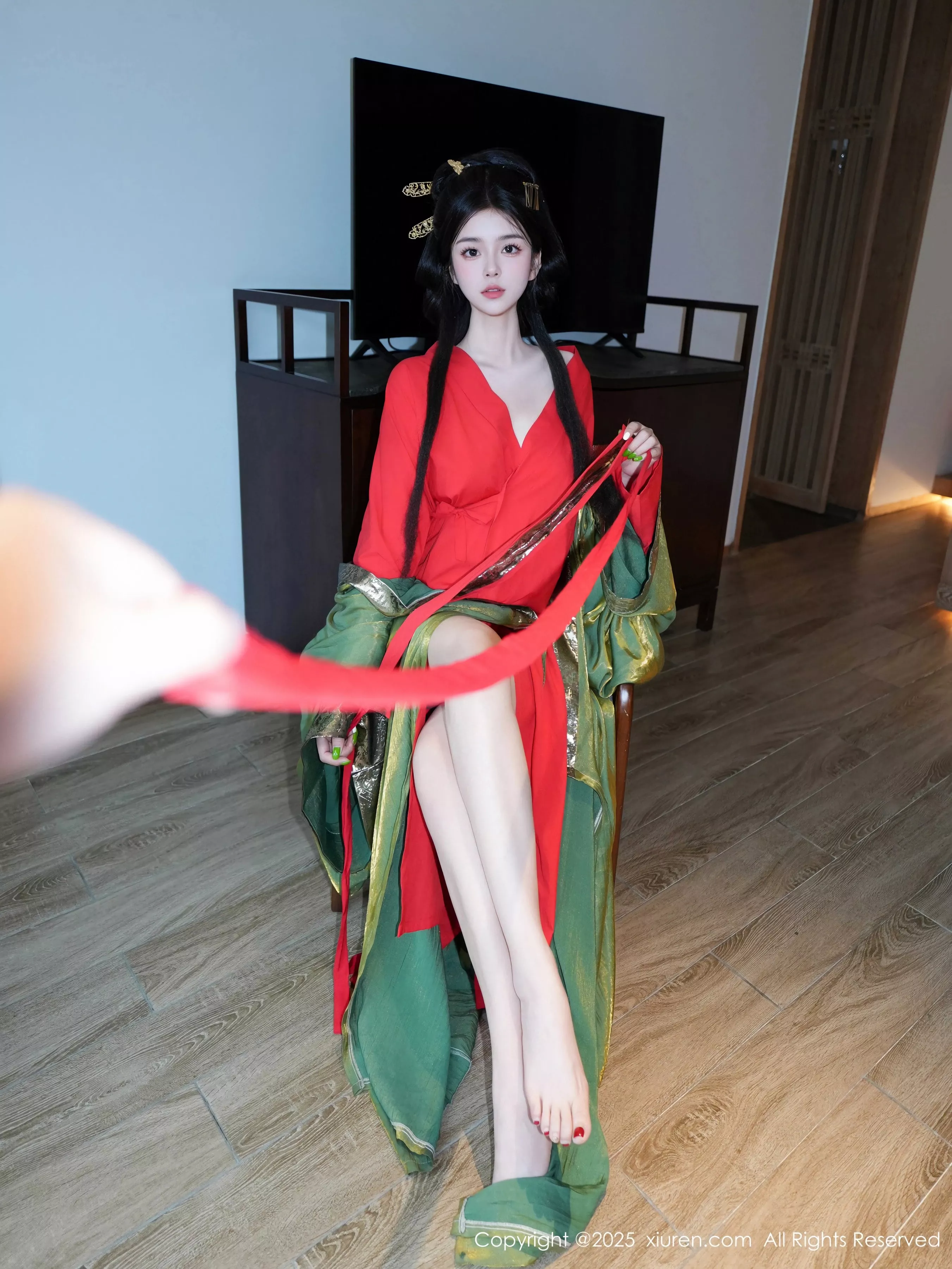 Xgyw.Org_XiuRen第10126期_模特雪糕CiCi性感绿色古风服饰露红色情趣服饰秀美腿诱惑写真68P