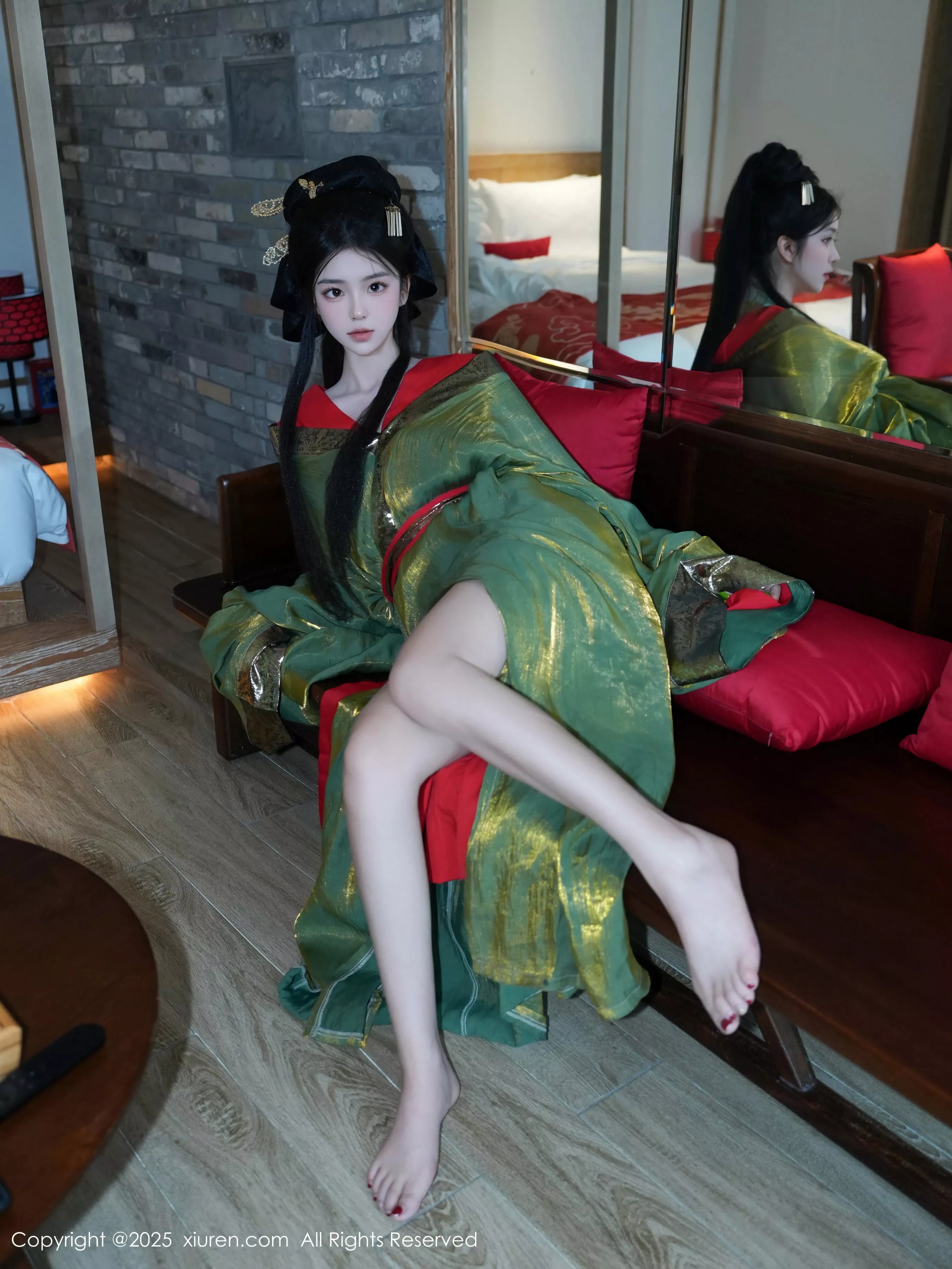 Xgyw.Org_XiuRen第10126期_模特雪糕CiCi性感绿色古风服饰露红色情趣服饰秀美腿诱惑写真68P