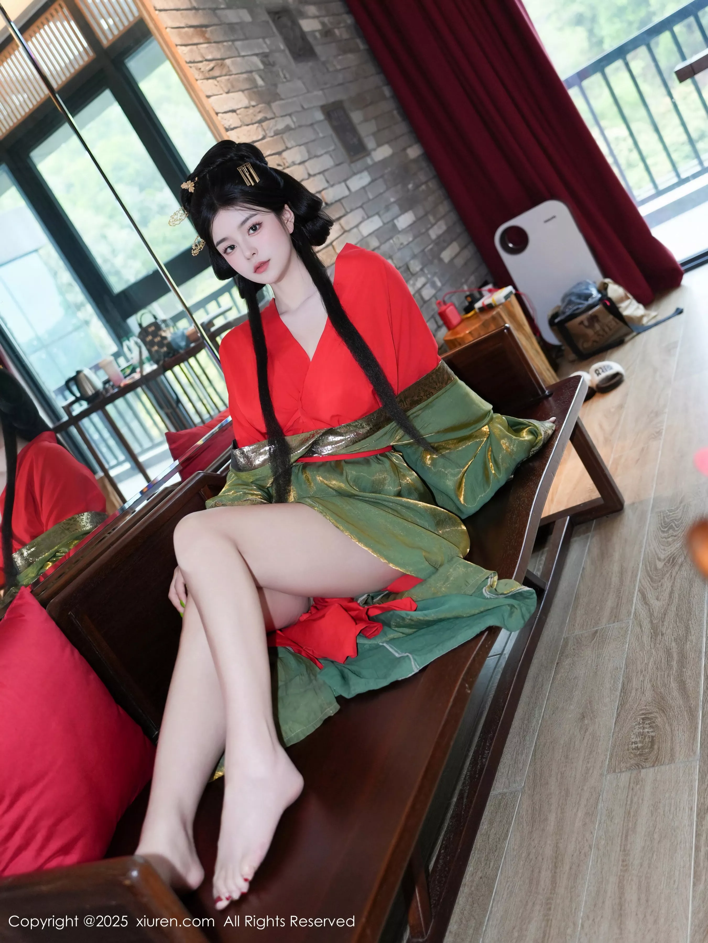 Xgyw.Org_XiuRen第10126期_模特雪糕CiCi性感绿色古风服饰露红色情趣服饰秀美腿诱惑写真68P