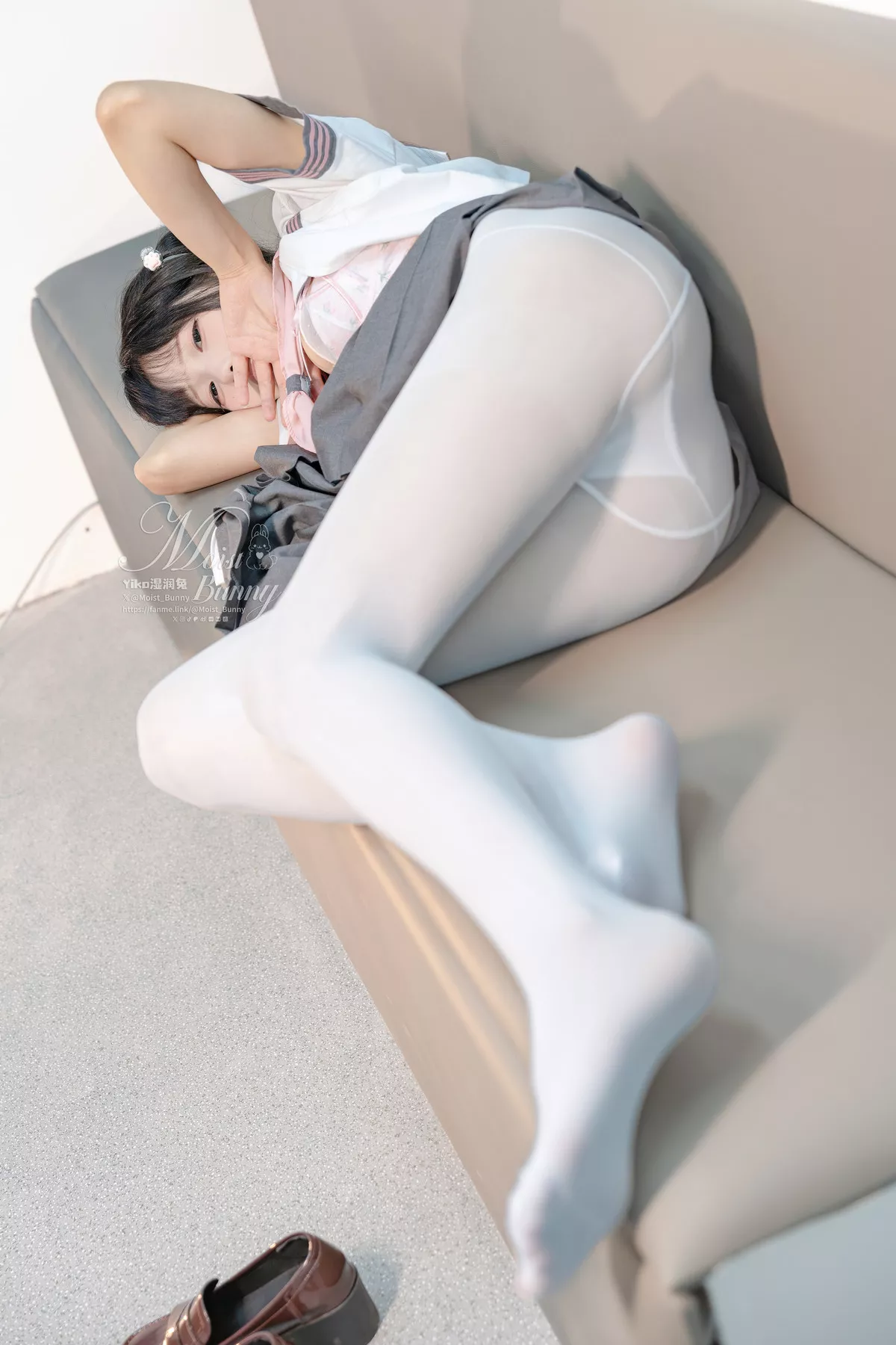 Xgyw.Org_颜值博主咬一口兔娘地铁萌妹主题性感JK制服配白丝袜+绳艺捆绑秀曼妙身姿惹火诱惑写真165P