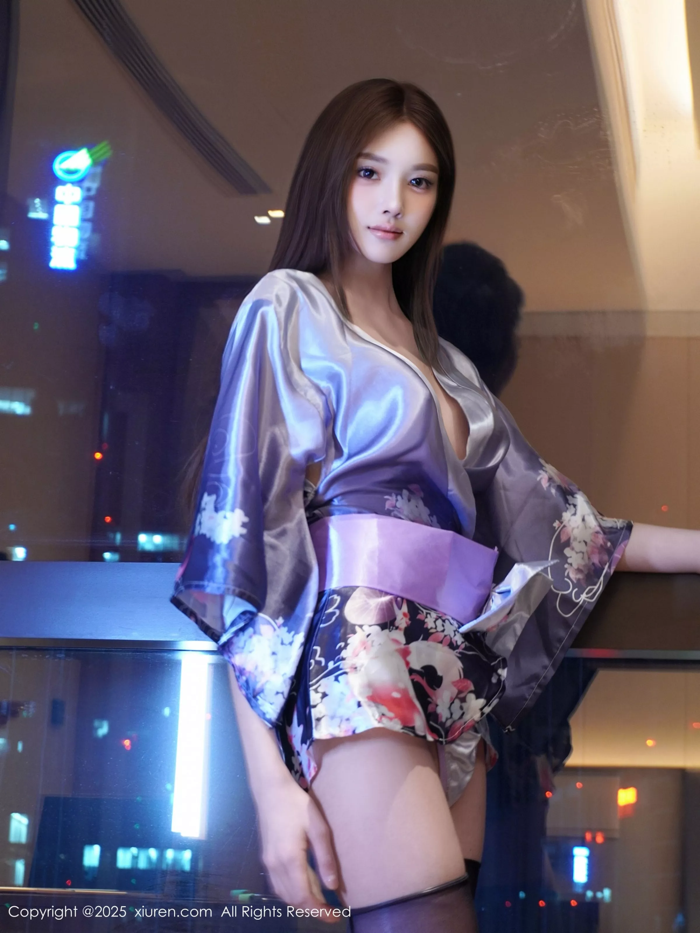 Xgyw.Org_XiuRen第10153期_模特杨幂幂私房床上性感紫色睡袍配黑色丝袜秀曼妙身姿诱惑写真44P