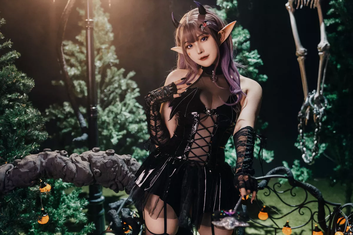 Xgyw.Org_网络美女Natsuko夏夏子万圣小魔女主题性感精灵装扮黑色皮质服饰配黑丝吊袜秀美腿诱惑写真52P