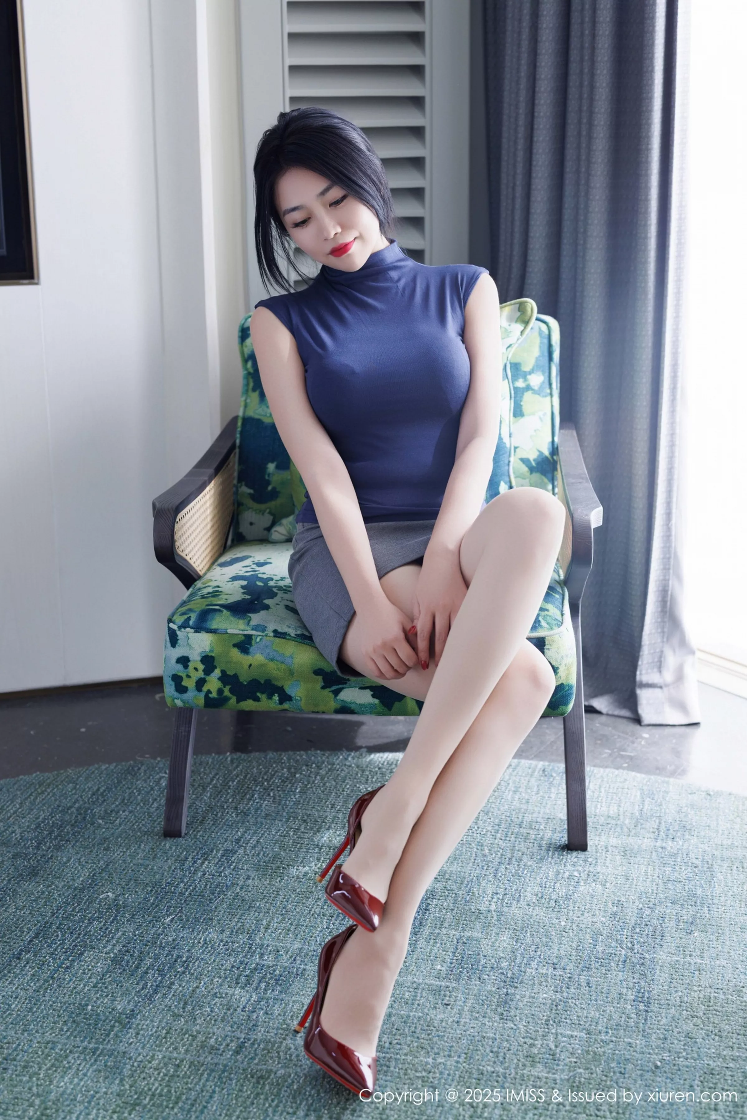 Xgyw.Org_[IMISS爱蜜社]Vol.789_气质女神许诺Sabrina性感灰色包臀裙配超薄肉丝秀美腿诱惑写真86P
