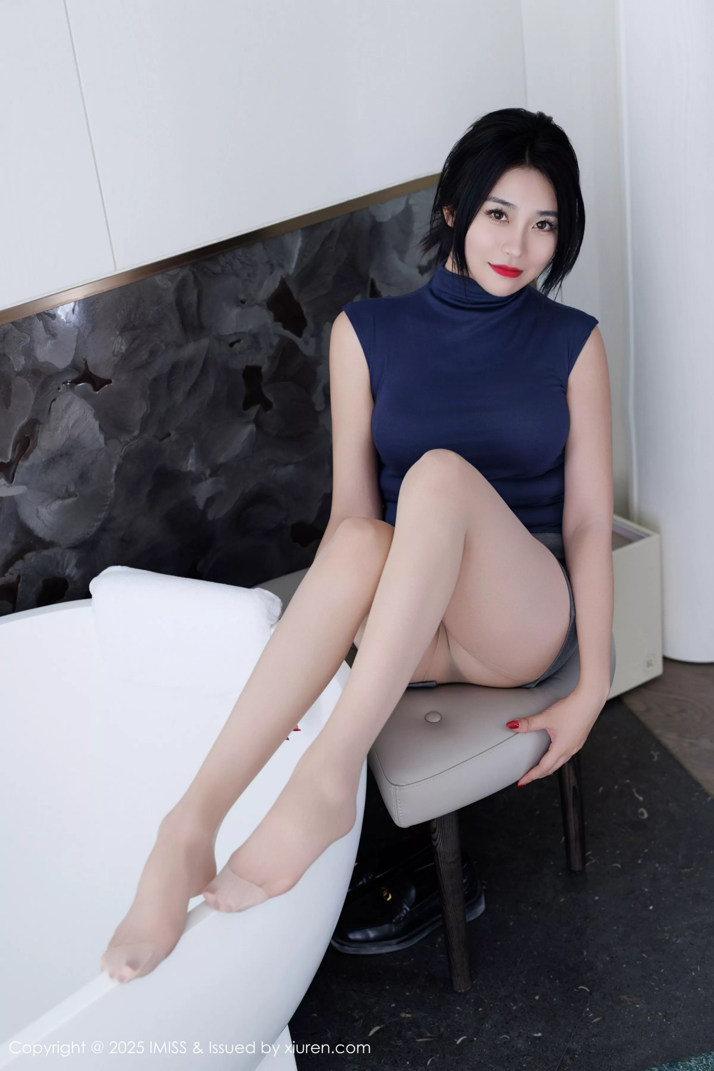 Xgyw.Org_[IMISS爱蜜社]Vol.789_气质女神许诺Sabrina性感灰色包臀裙配超薄肉丝秀美腿诱惑写真86P